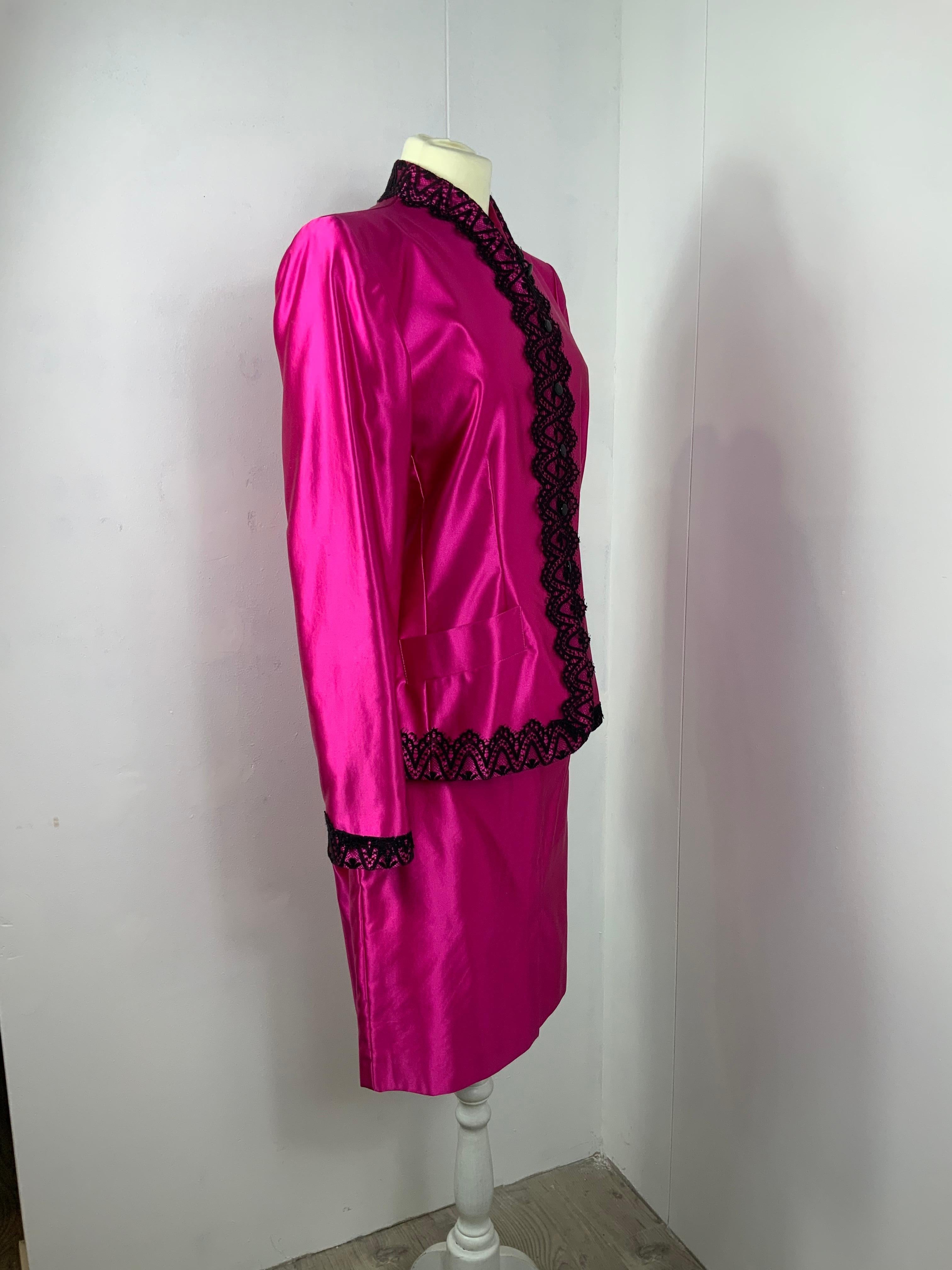 Yves Saint Laurent, Variation Tailleur.
Jacket + skirt. Made in France.
Fabric is a mix between cotton and silk. Amazing shining Fucsia.
Fully lined in red acetate fabric.
Featuring two front pockets and black lace details.
Jacket shows a little