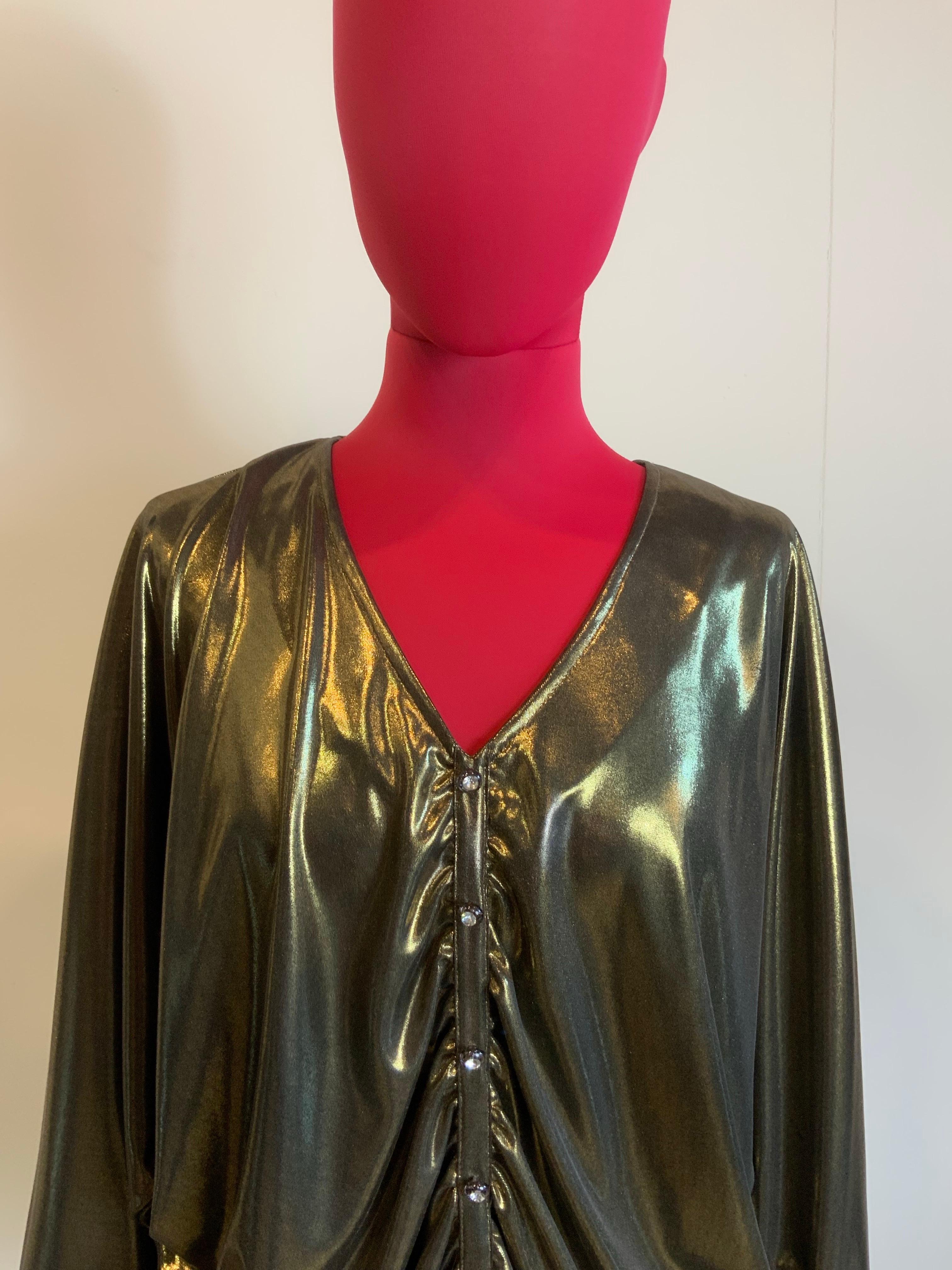 Yves Saint Laurent Variation Hemd.
Das Label der Zusammensetzung ist nicht mehr lesbar.
Gefüttert mit Acetat und Viskose.
Größe 42 Französisch.
Schultern 46 cm
Länge 60 cm
Hülse 60 cm
Insgesamt guter Zustand. Es zeigt Gebrauchsspuren und hat mehr