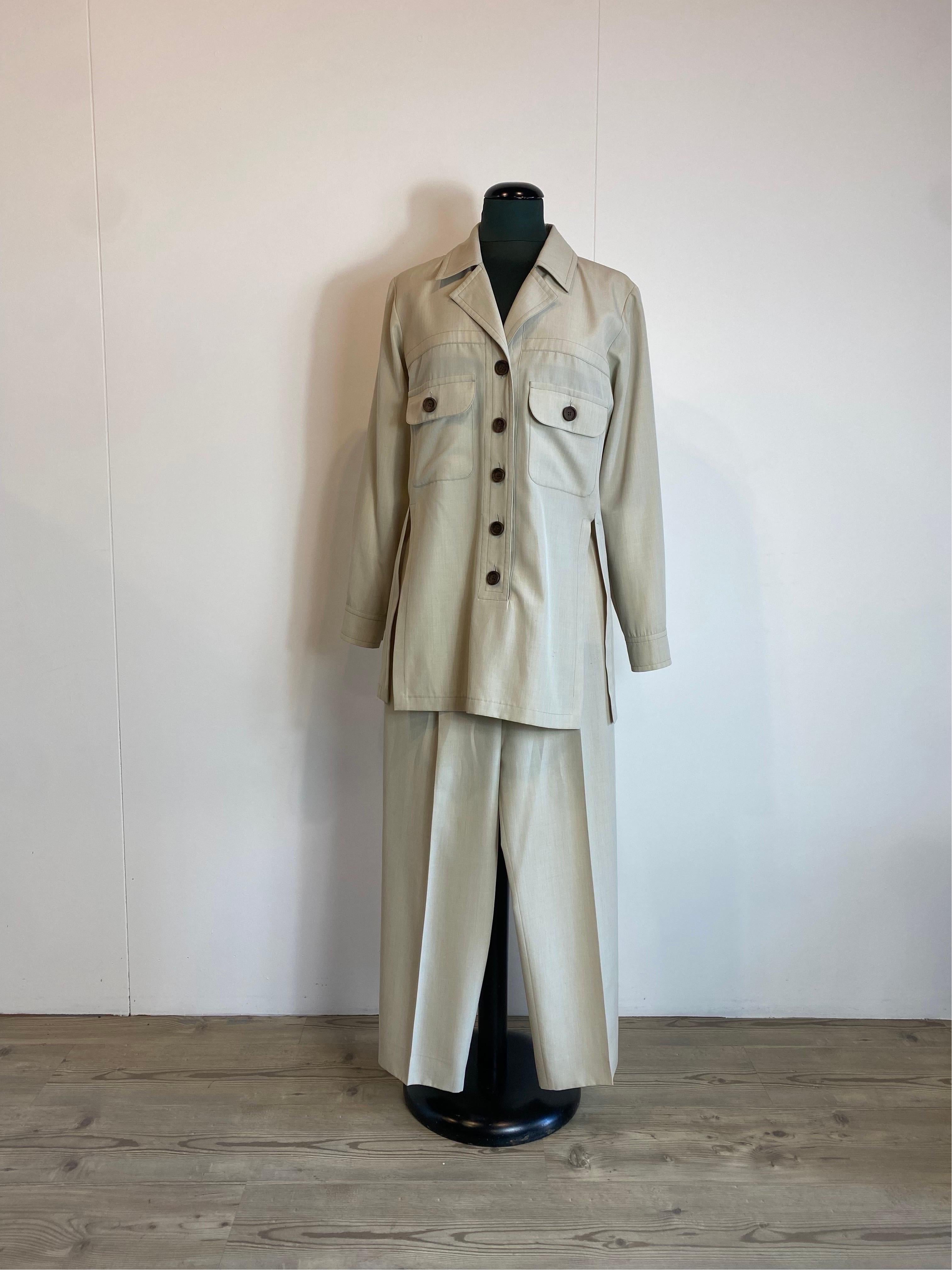 Yves Saint Laurent Variation suit.
Iconic Saharan jacket.
In rayon. It features wooden buttons.
Two high side slits.
French size 36 which corresponds to an Italian 40
Shoulders 42 cm
Length 78 cm
Sleeve 62 cm
Bust 40 cm
Rayon trousers with front