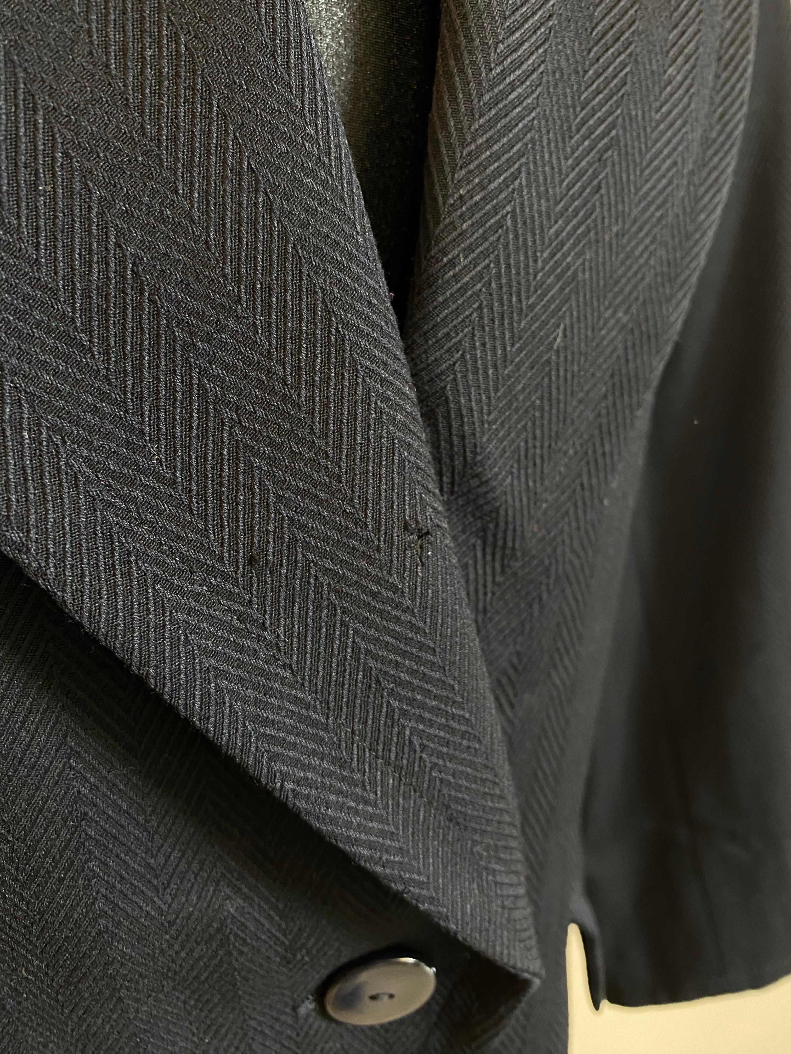 Giacca Yves Saint Laurent Variation.
Manca l'etichetta di composizione.
Pensiamo che si tratti di lana con un motivo a spina di pesce. Foderato.
Taglia 40 francese che corrisponde a una 44 italiana.
Spalle 42 cm
Busto 44 cm
Lunghezza 64 cm
Manica 55