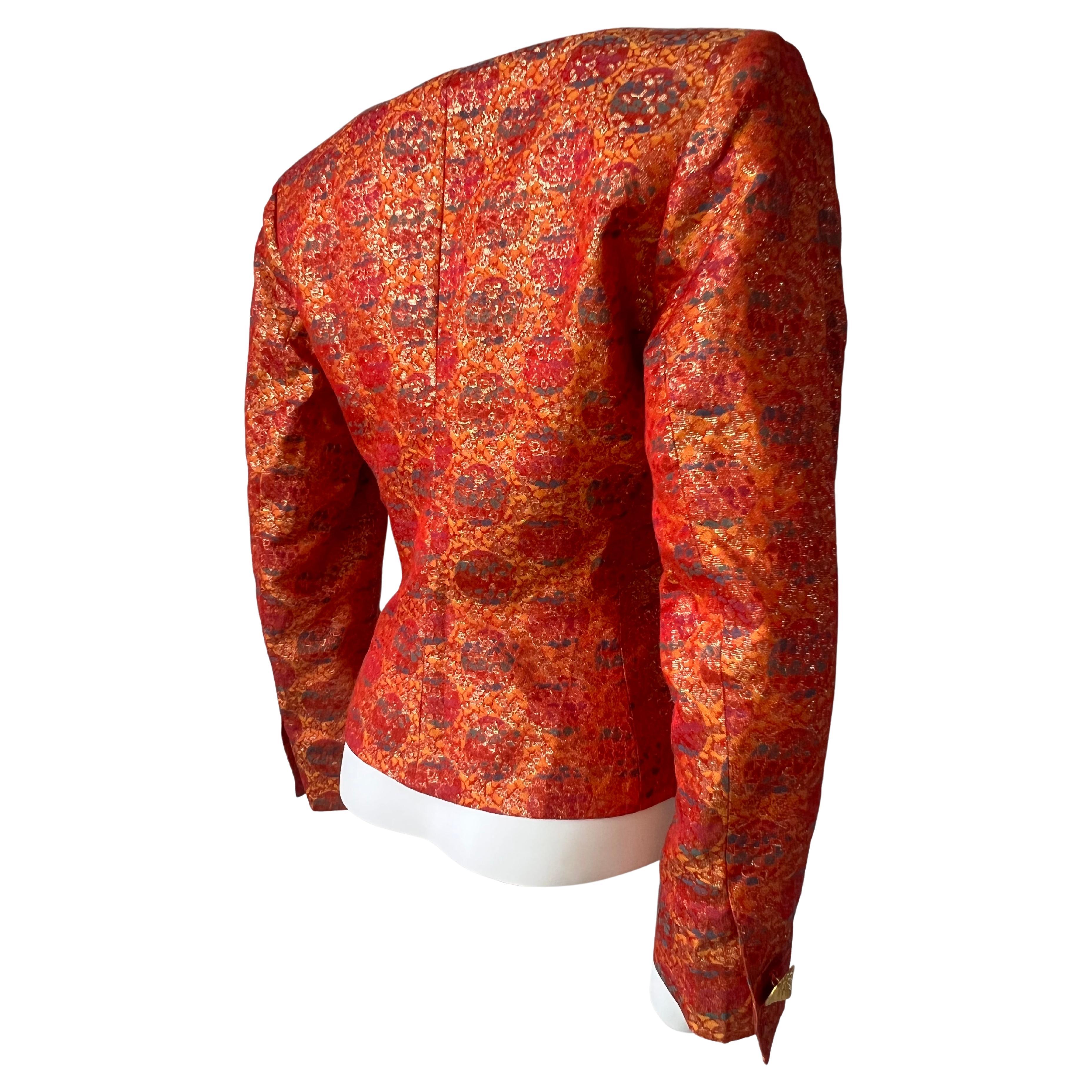 Chaqueta vintage Yves Saint Laurent Variation Chaqueta roja de pala dorada del verano de 1993.
Chaqueta entallada sin color, cerrada en la punta con un gran botón dorado.
Tejidos muy luminosos, detalles de puntos de colores.
Buen estado.