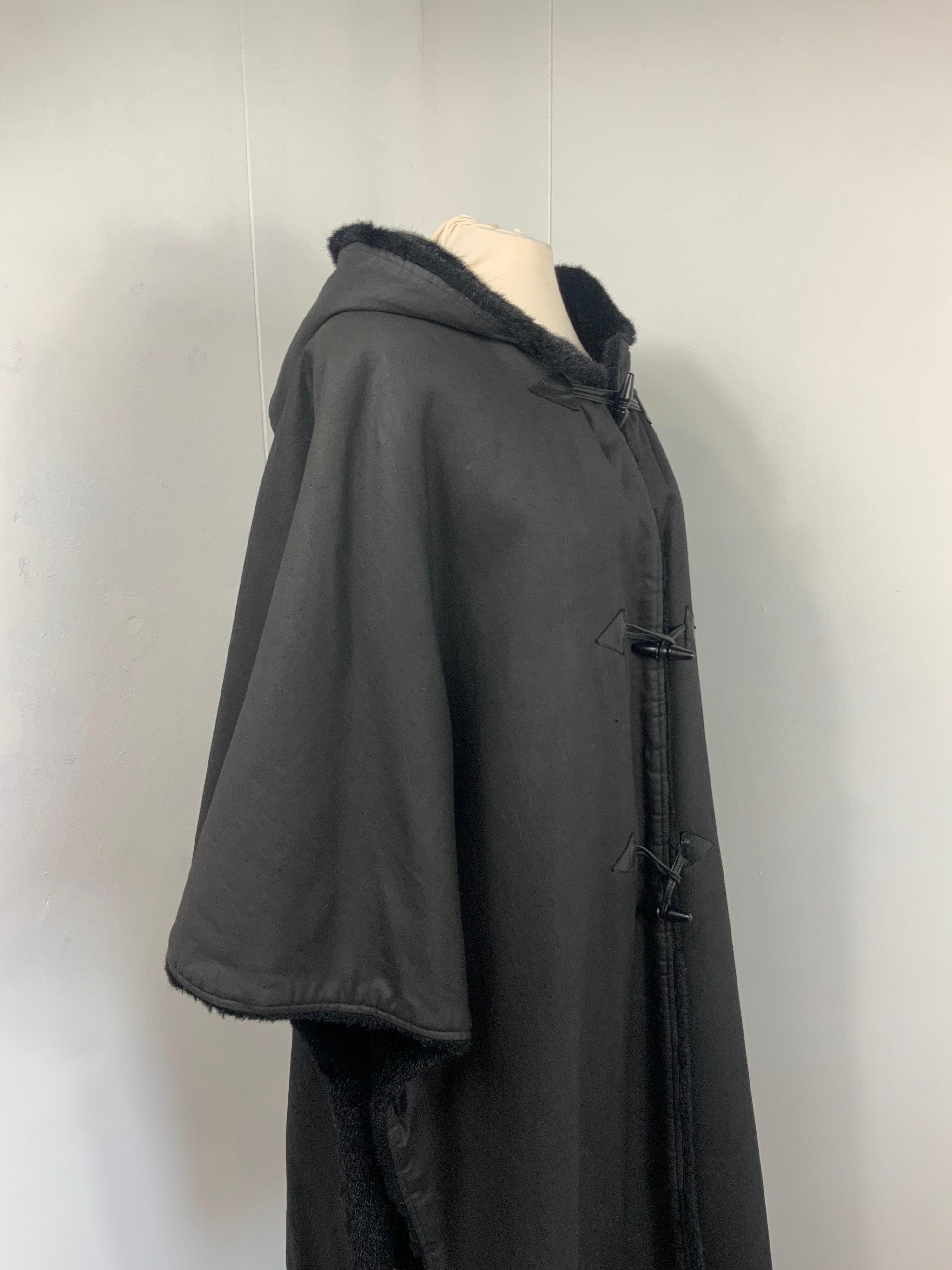 Yves Saint Laurent Variation vintage Cloak In Good Condition For Sale In Carnate, IT