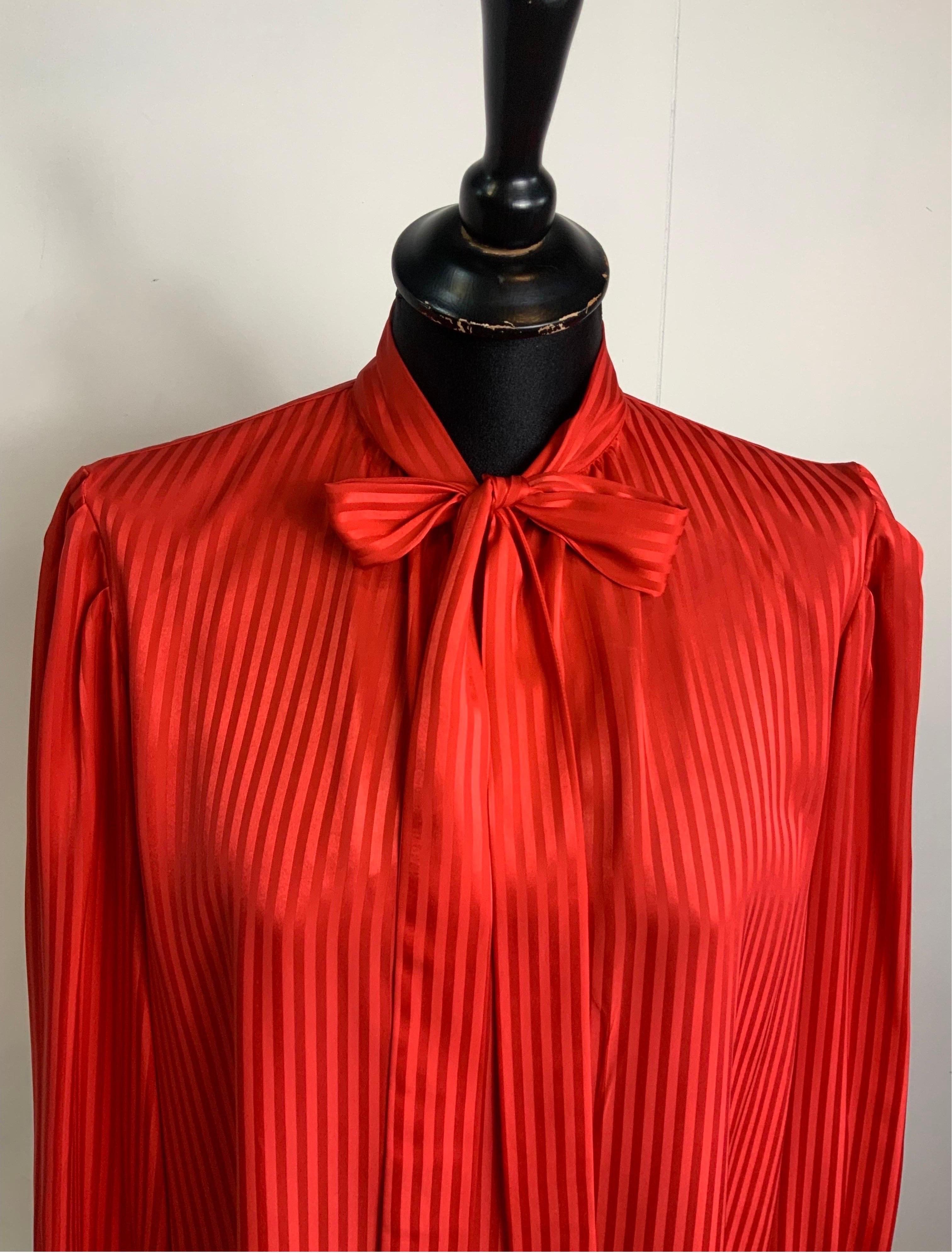 Yves Saint Laurent Variation Vintage By Hemd.
Leuchtend rote Farbe, gestreiftes Muster.
Das Label für die Zusammensetzung fehlt, aber wir glauben, dass es eine Seidenmischung ist.
Größe 38 Französisch.
Schultern 40 cm
Oberweite 52 cm
Länge 72