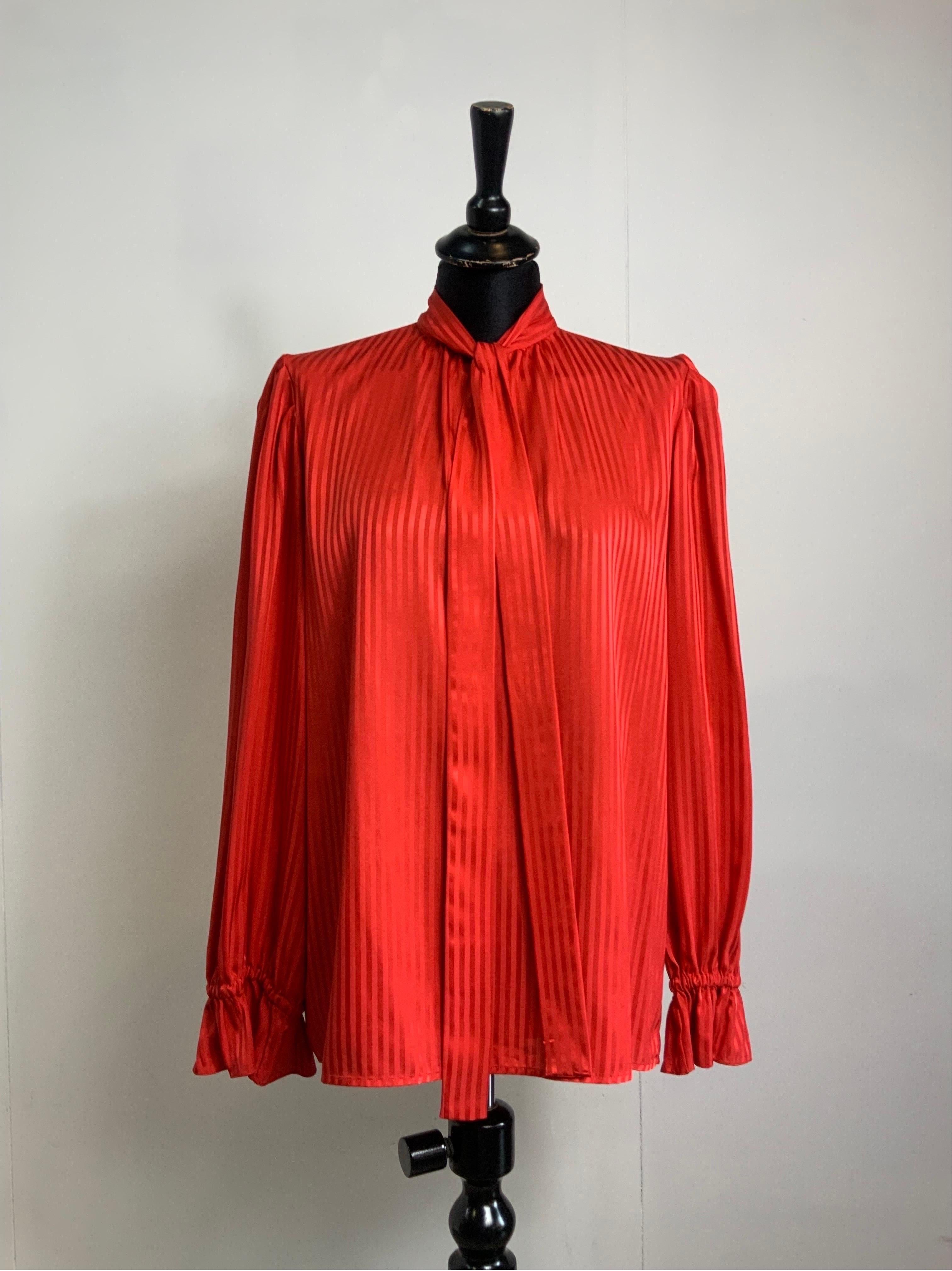 Yves Saint Laurent Variation Rotes Vintage-Hemd im Zustand „Hervorragend“ im Angebot in Carnate, IT