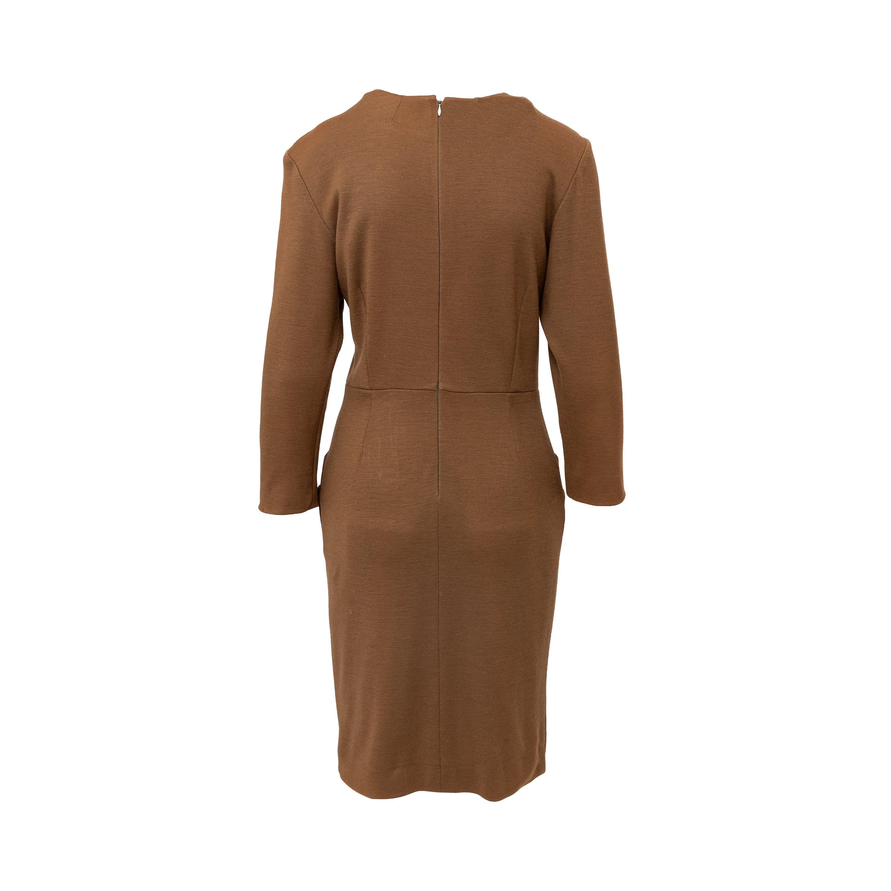 This midi dress by Yves Saint Laurent from the variation is made of high-quality wool in a muted dark brown. Its long sleeves and round neck provide a classic look, while the right pocket and decorative pleated pocket on the left add functionality