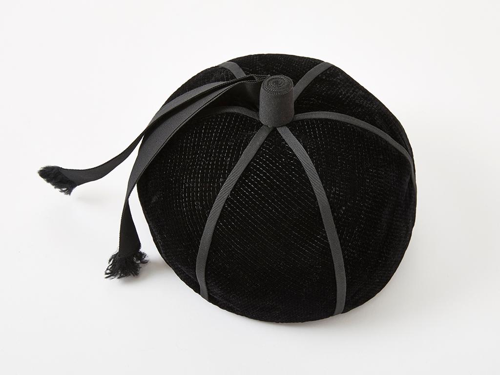 Yves Saint Laurent, Mütze aus schwarzem Samt, mit schwarzem grobkörnigem Detail.
