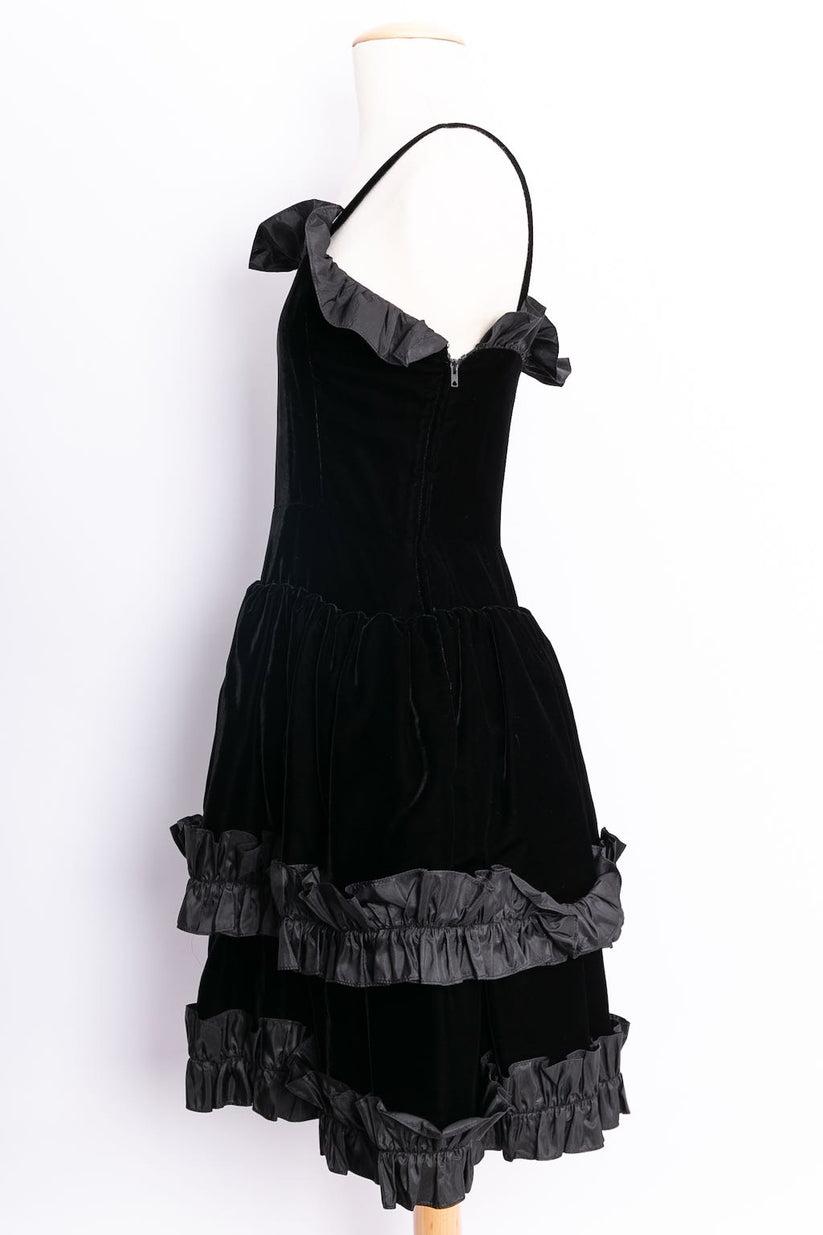 Yves Saint Laurent (Made in France) Dress composed of black velvet and taffeta. No composition or size tag, it fits a size 36FR.

Additional information: 
Dimensions: Bust: 34 cm ( 13.39
