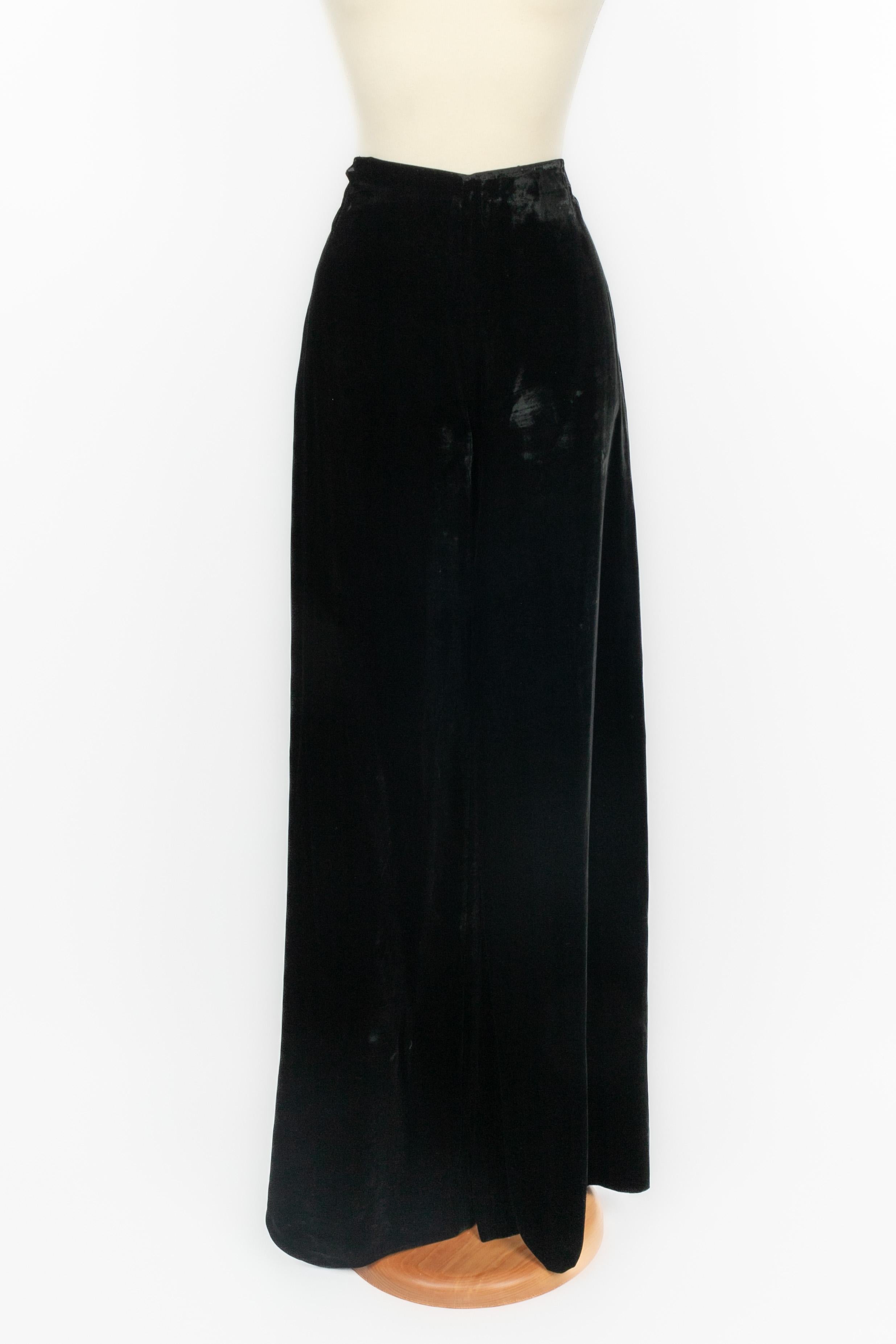 Yves Saint Laurent - (Made in France) Set in velluto nero composto da pantaloni e giacca. Indicata la taglia 38FR.

Condizioni:
Ottime condizioni

Dimensioni:
Giacca: Larghezza spalle: 42 cm - Lunghezza maniche: 64 cm - Lunghezza: 68 cm //