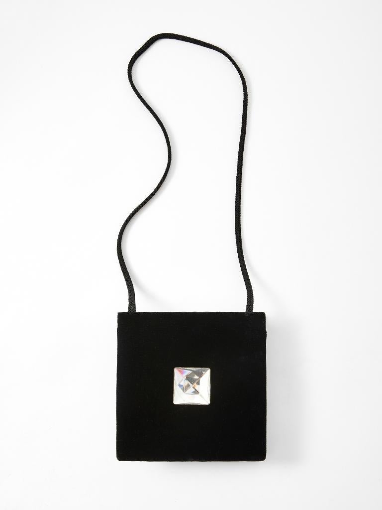 Yves Saint Laurent, quadratische Form, Abendtasche aus Samt mit einem  langer Kordelriemen und eine facettierte Diamentenverzierung in der vorderen Mitte.  Die Tasche hat einen verdeckten Reißverschluss an der Oberseite.