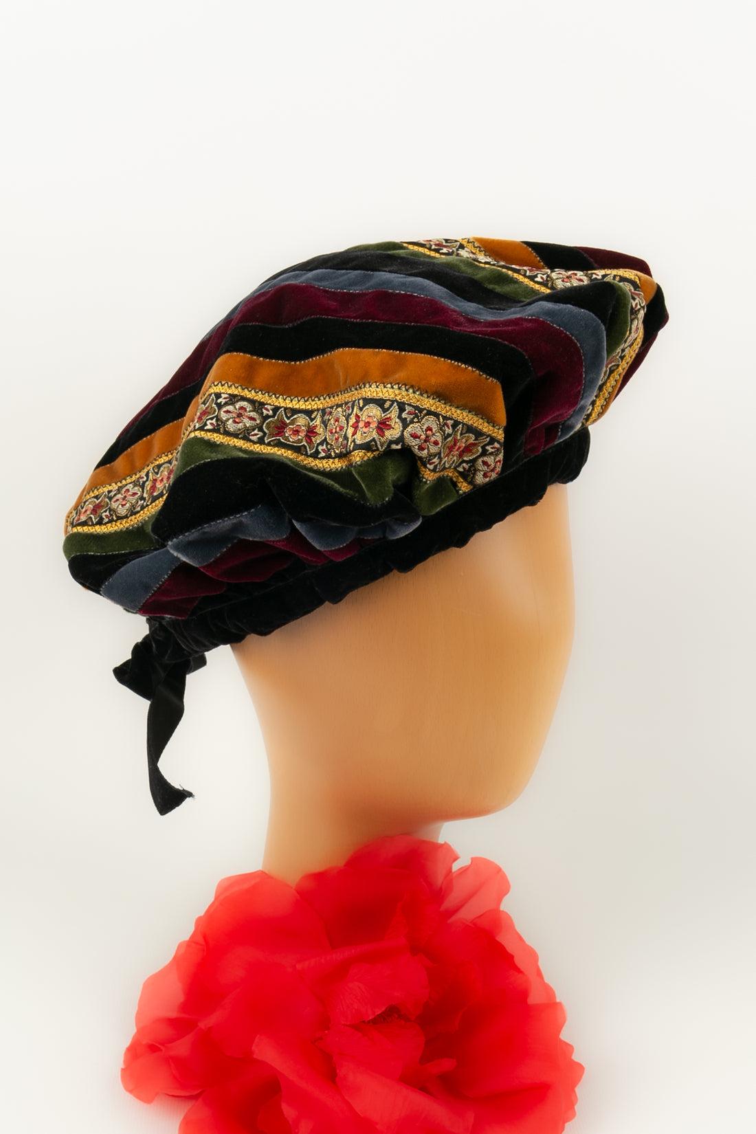 Yves Saint Laurent -(Made in France) Velvet striped beret.

Additional information: 
Dimensions: Circumference: about 64 cm
Condition: Very good condition
Seller Ref number: CHP30