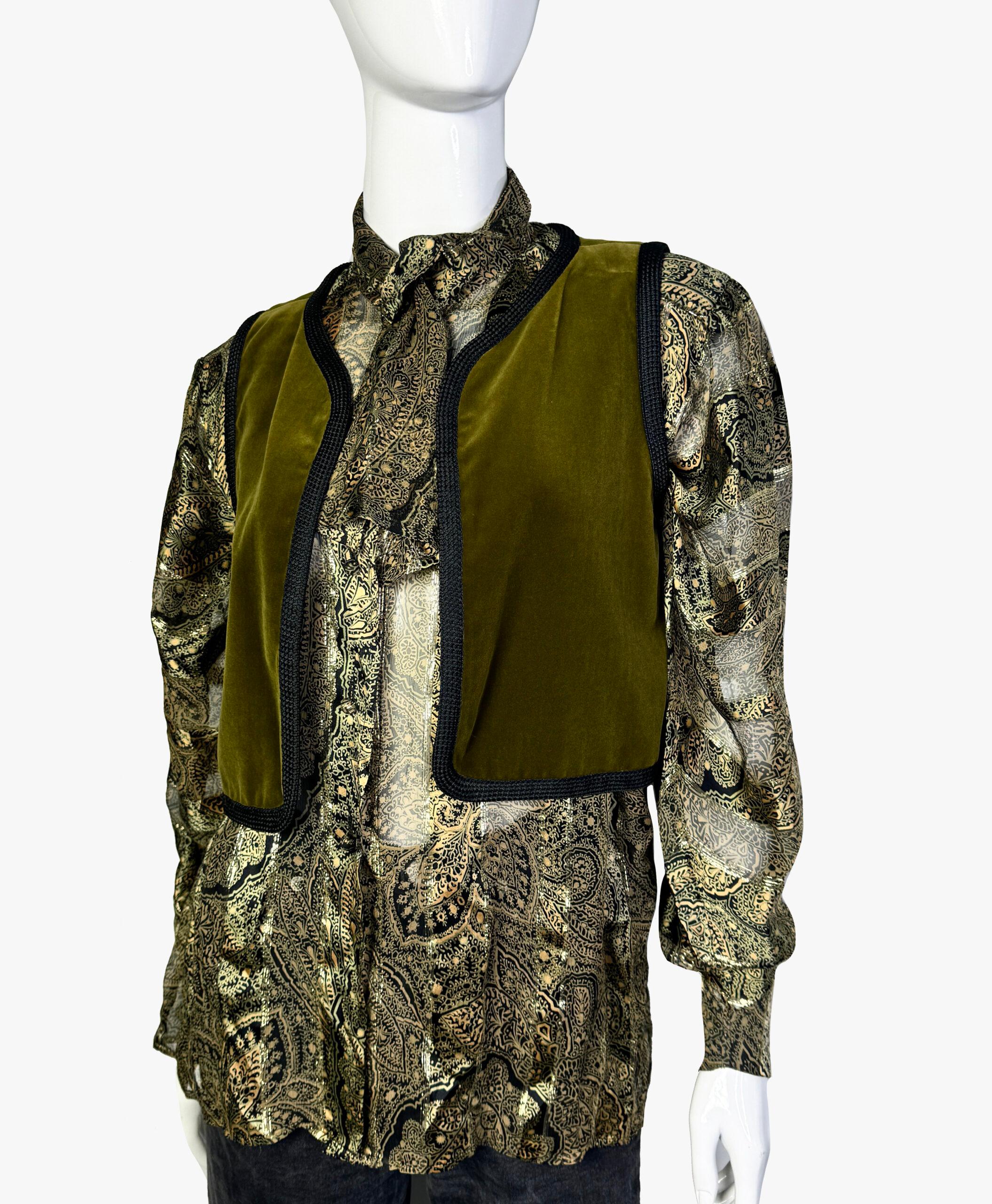 Yves Saint Laurent vest, 1976-77 F/W “Russian Collection”

The vest is made of green velvet with black braid trim. Lined

Size – FR 36 / S

Fabric – 70% cottone, 30% viscose

Condition – very good

Please note, only the vest is sold in this listing,