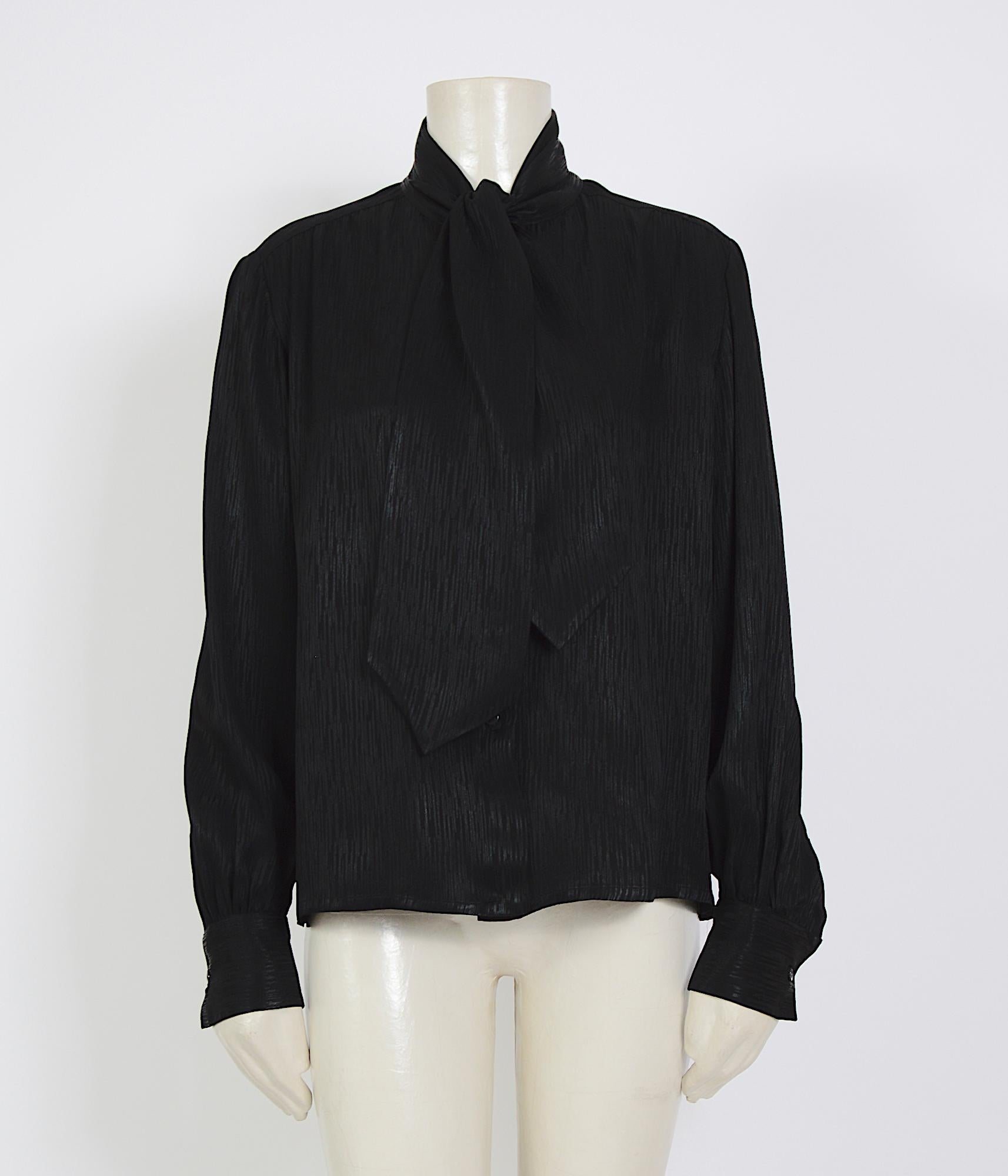 Vintage 1970s YSL jet-black structured weave (pic 8) design heavy silk attached scarf or tie blouse - shirt
Sh to Sh 16,5inch/42cm - Ua to Ua 20,5inch/52cm(x2) - Waist 19,5inch/549cm(x2) - Sleeve 24inch/61cm - Total Length 24inch/61cm

