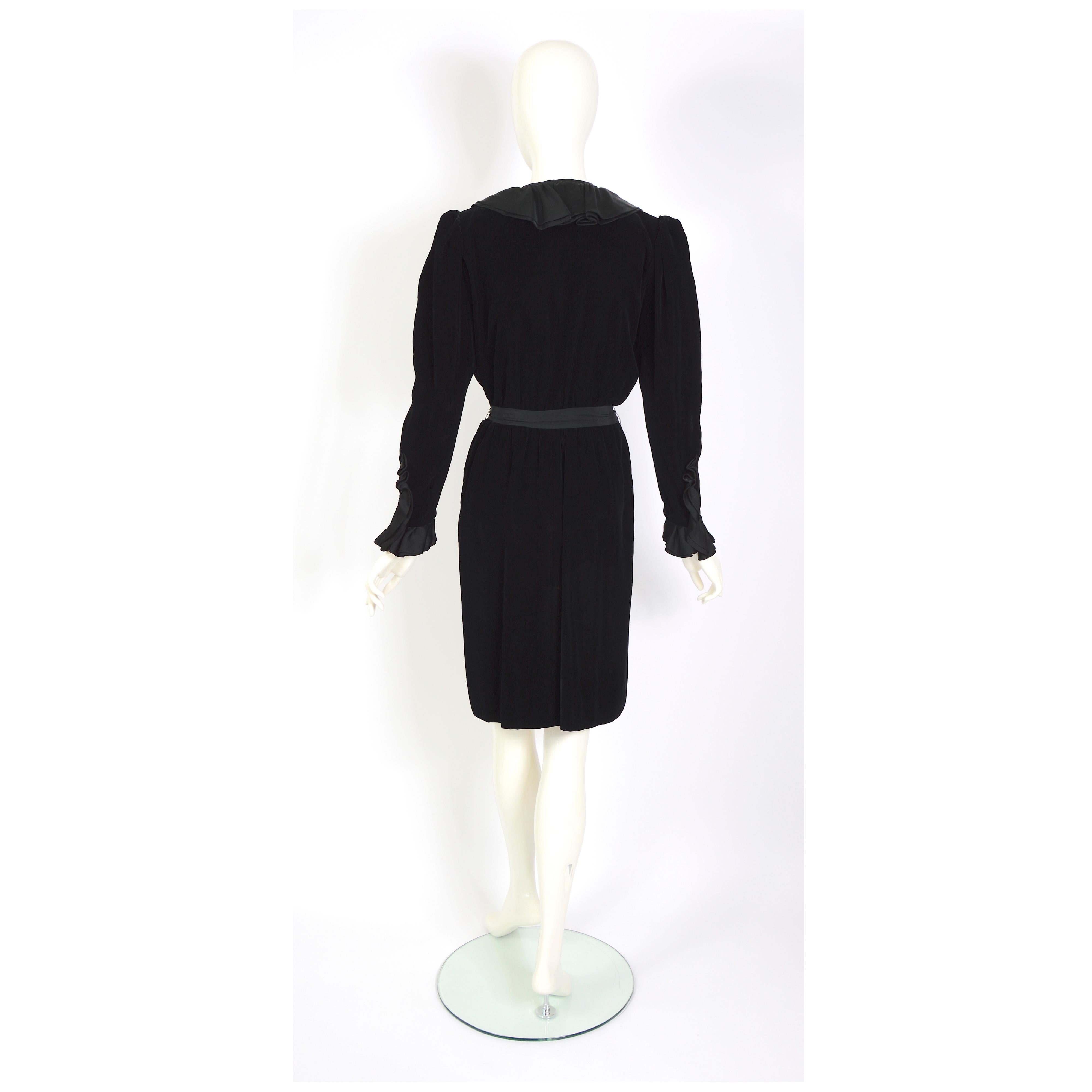 Yves Saint Laurent Vintage 1986 Samt-Kleid mit Rüschen gesehen bei Catherine Deneuve  im Angebot 1