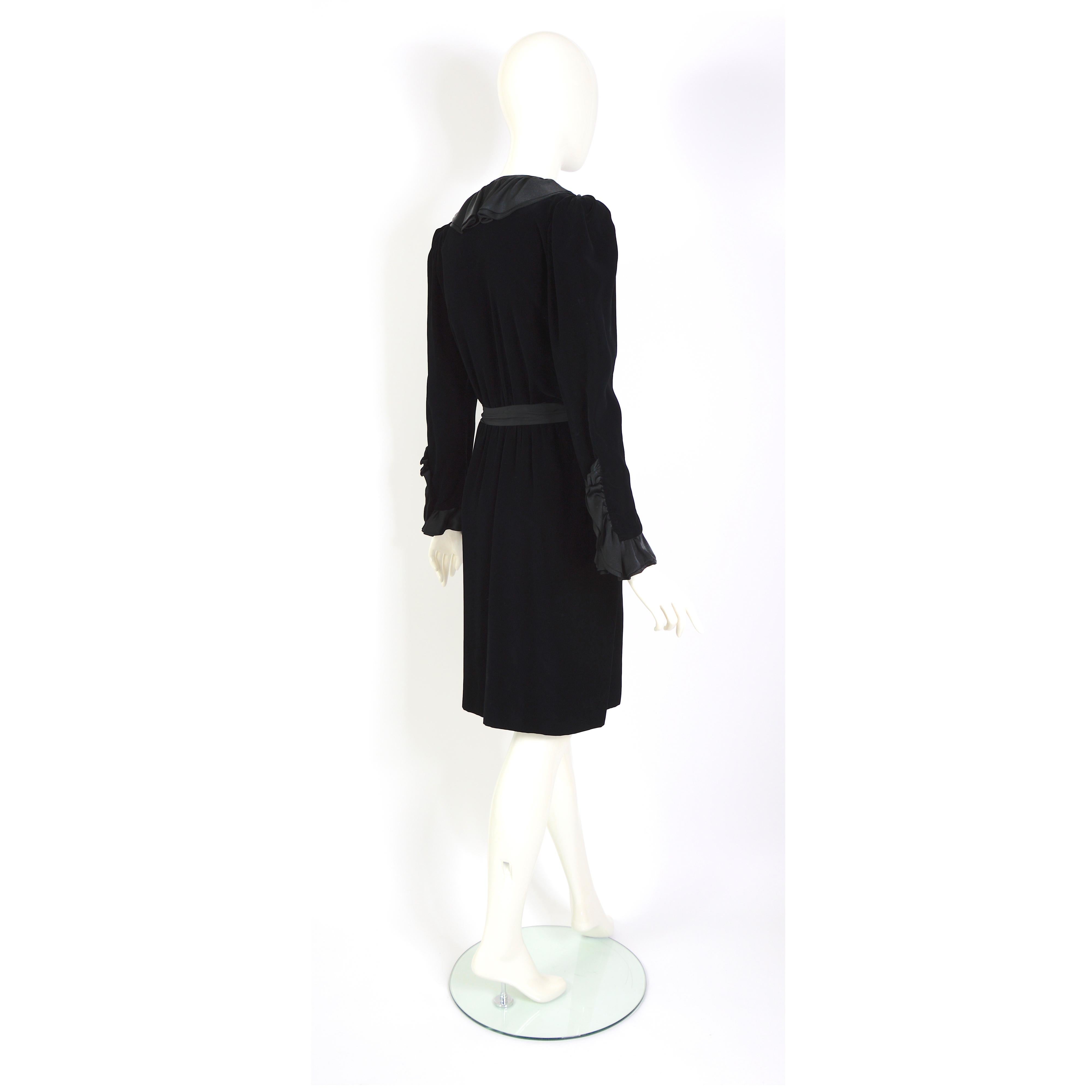 Yves Saint Laurent Vintage 1986 Samt-Kleid mit Rüschen gesehen bei Catherine Deneuve  im Angebot 2