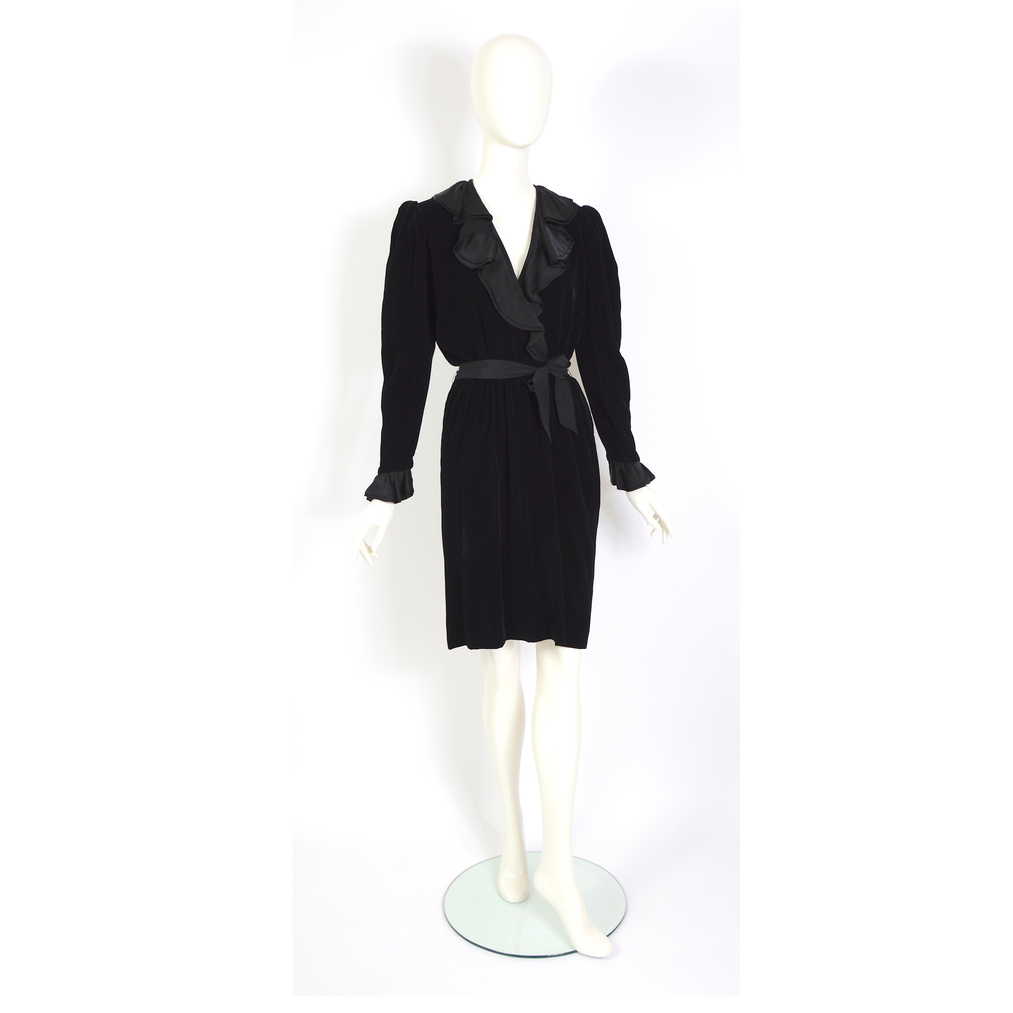 Yves Saint Laurent Vintage 1986 Samt-Kleid mit Rüschen gesehen bei Catherine Deneuve  im Angebot 4