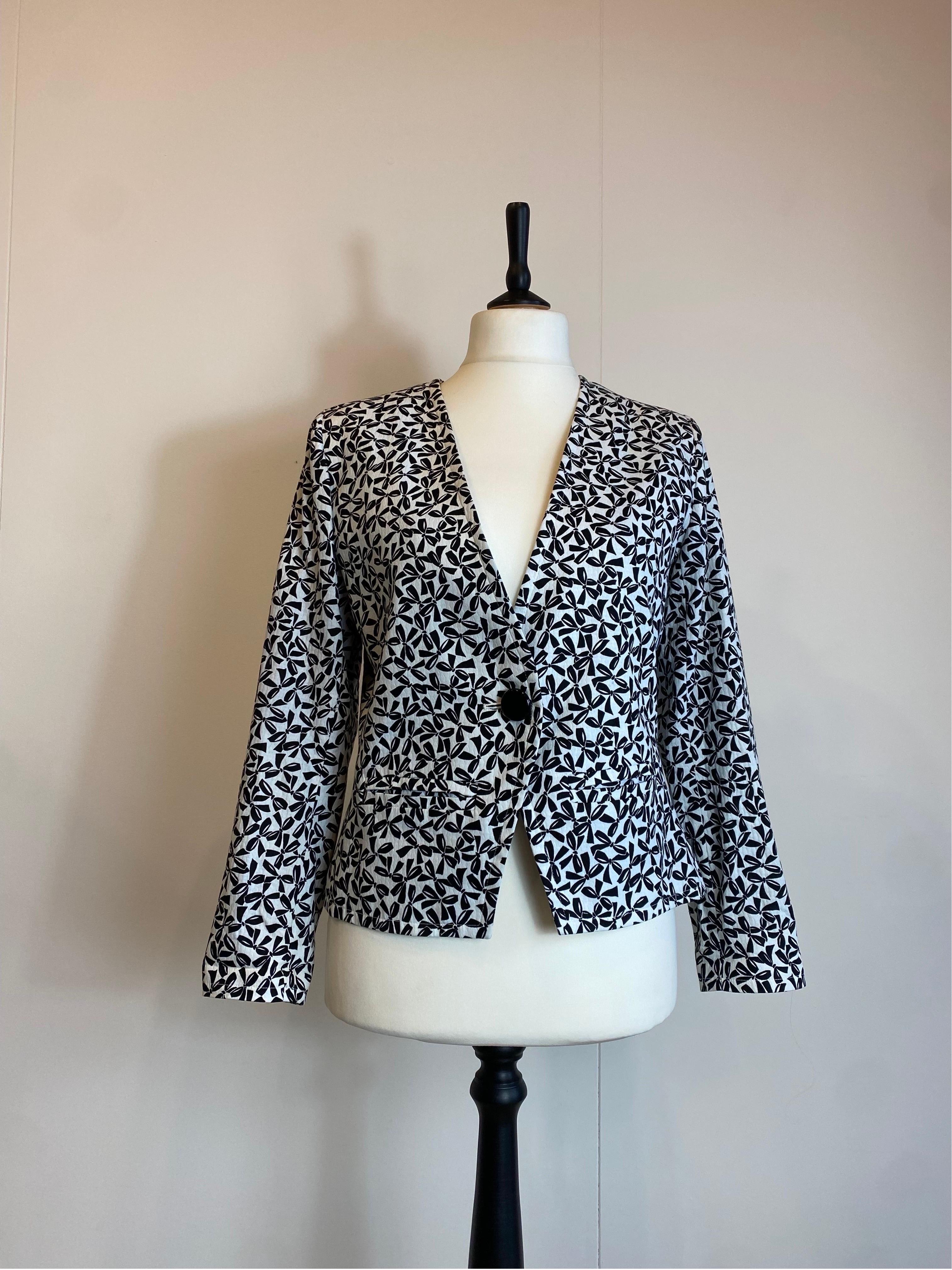 Yves Saint Laurent Variation jacket.
Composition label missing but we think it is cotton.Lined.
Features padded shoulder straps.
French size 44 but Italian fit.
Shoulders 44 cm
Bust 50 cm
Length 58 cm
Sleeve 60 cm
Excellent general condition, shows