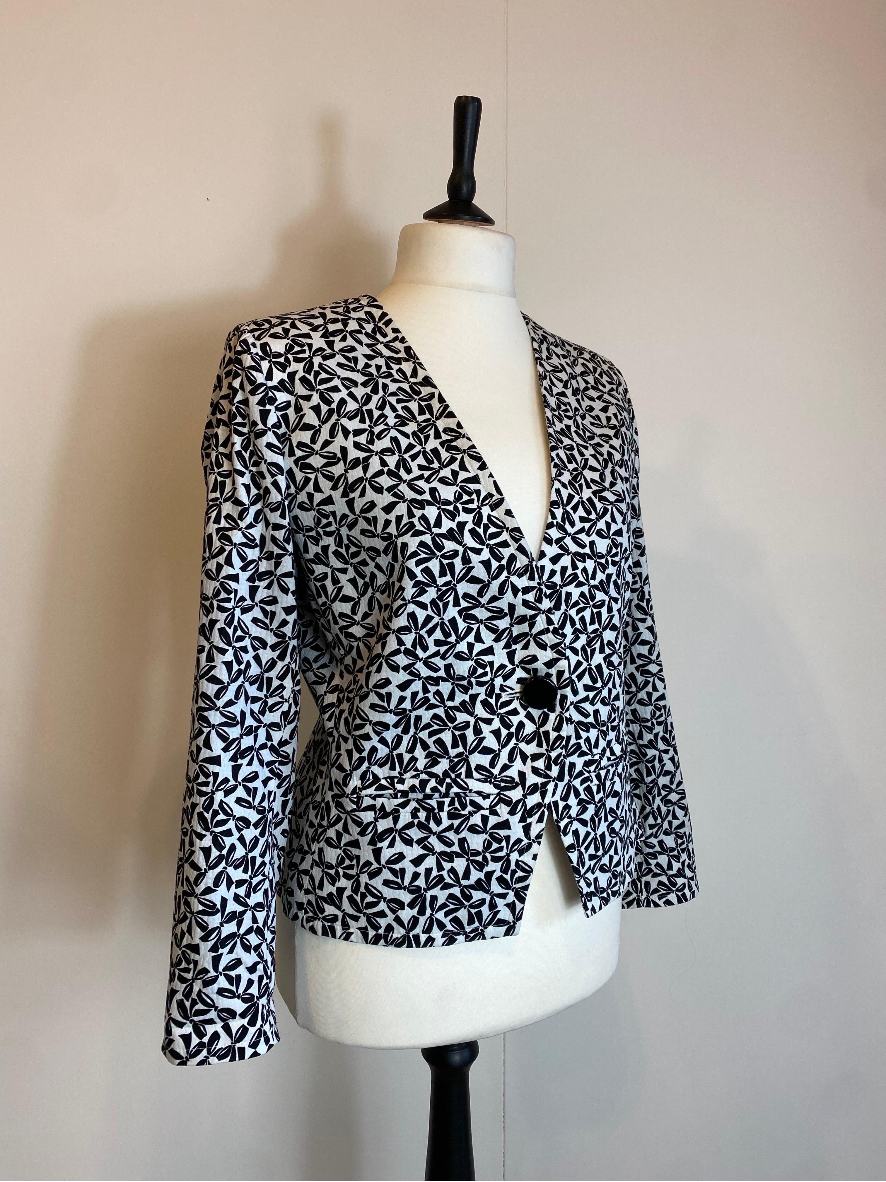 Yves Saint Laurent Vintage Jacke mit Balck und weißen Schleifen für Damen oder Herren im Angebot