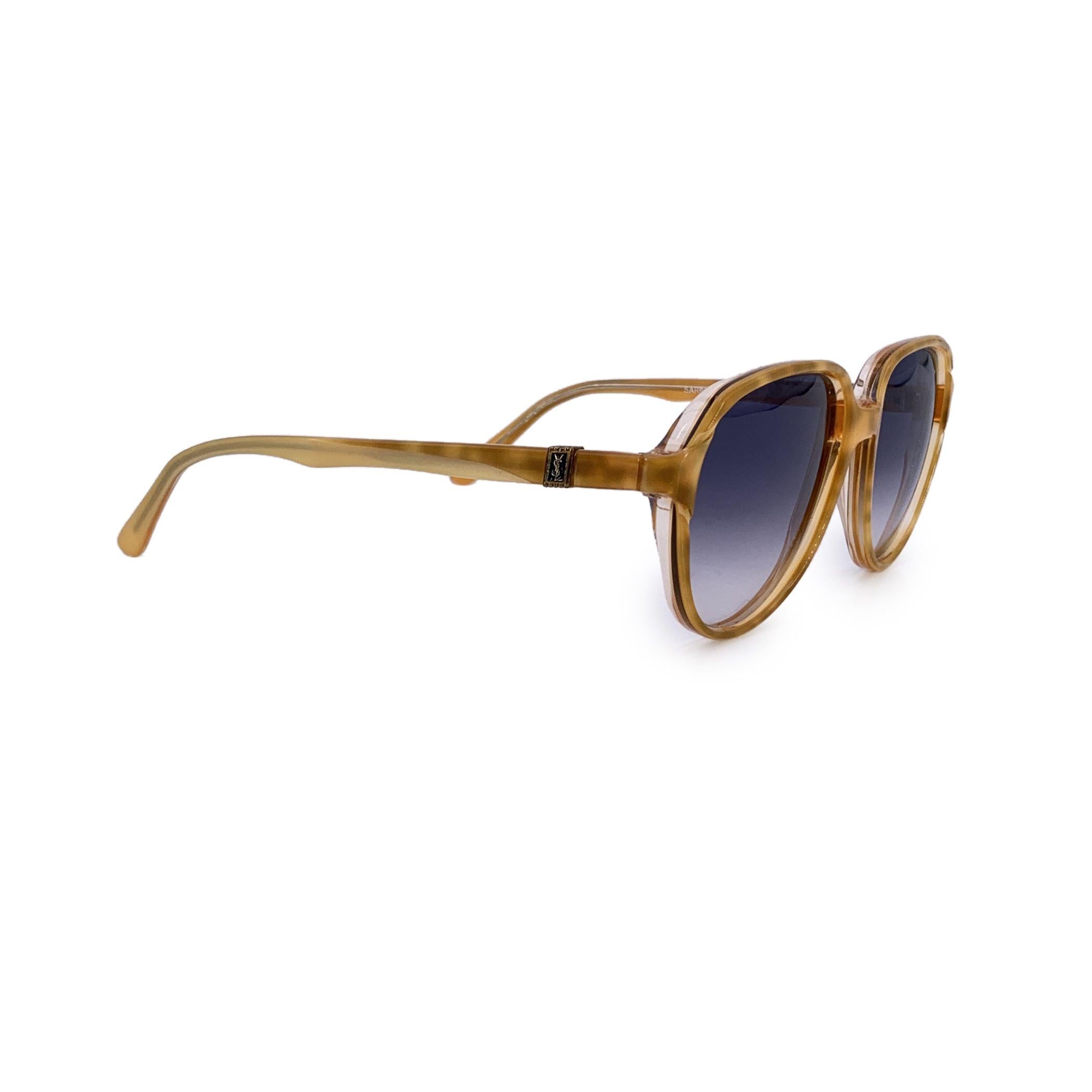 Venti di stile: Occhiali da sole vintage Yves Saint Laurent EOLE Un vero tesoro proveniente dagli archivi della moda degli anni '80, questi occhiali da sole vintage Yves Saint Laurent EOLE portano una ventata di audace raffinatezza in ogni