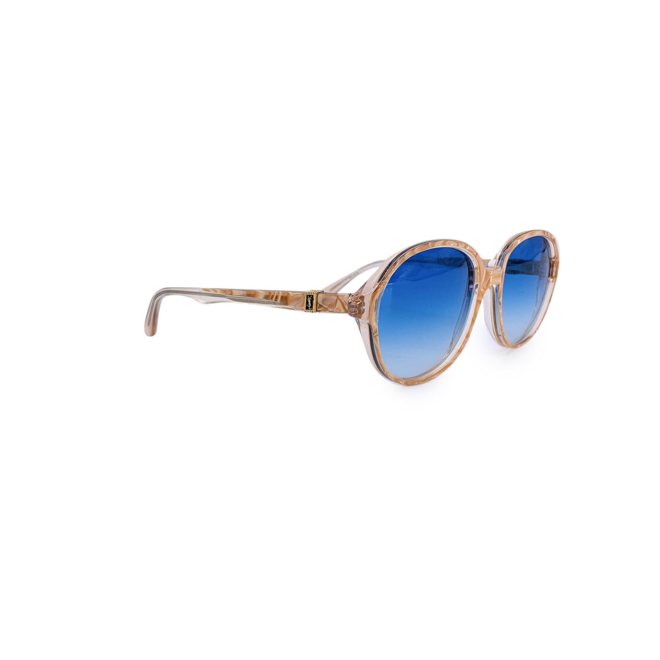 Estas gafas de sol vintage Yves Saint Laurent, modelo CALCHAS, son una llamativa joya del espíritu audaz de la moda de los años 80, y se conservan en perfecto estado: un hallazgo raro y radiante para coleccionistas y conocedores del estilo por