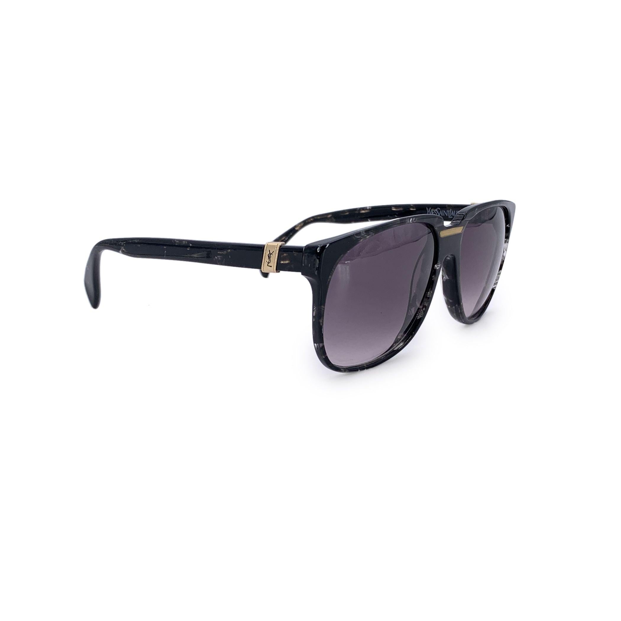 Sofisticadas y sin complejos, las gafas de sol vintage Yves Saint Laurent modelo 8802 P 093 son la quintaesencia de la elegancia francesa de los años 80. Fabricado en Francia con el estilo característico de YSL, este modelo presenta una llamativa