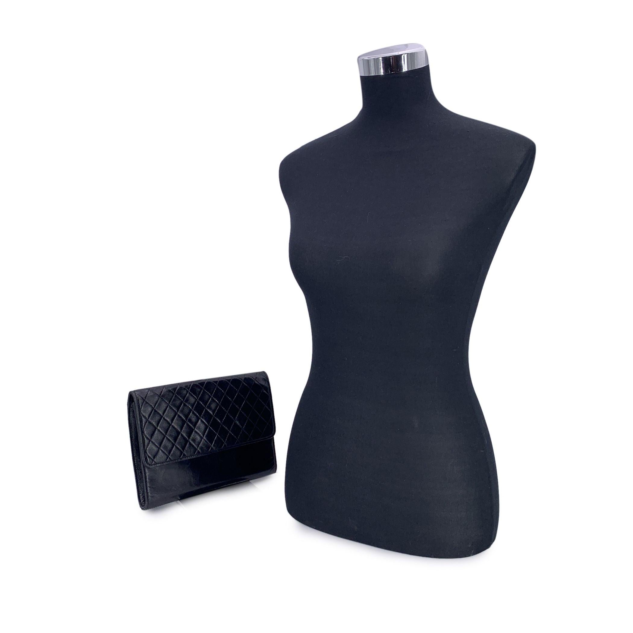 L'eleganza senza tempo incontra l'eleganza parigina in questa pochette vintage di Yves Saint Laurent, una vera icona dell'epoca d'oro della moda di lusso. Realizzato in morbida pelle nera con una raffinata finitura trapuntata a rombi, questo pezzo