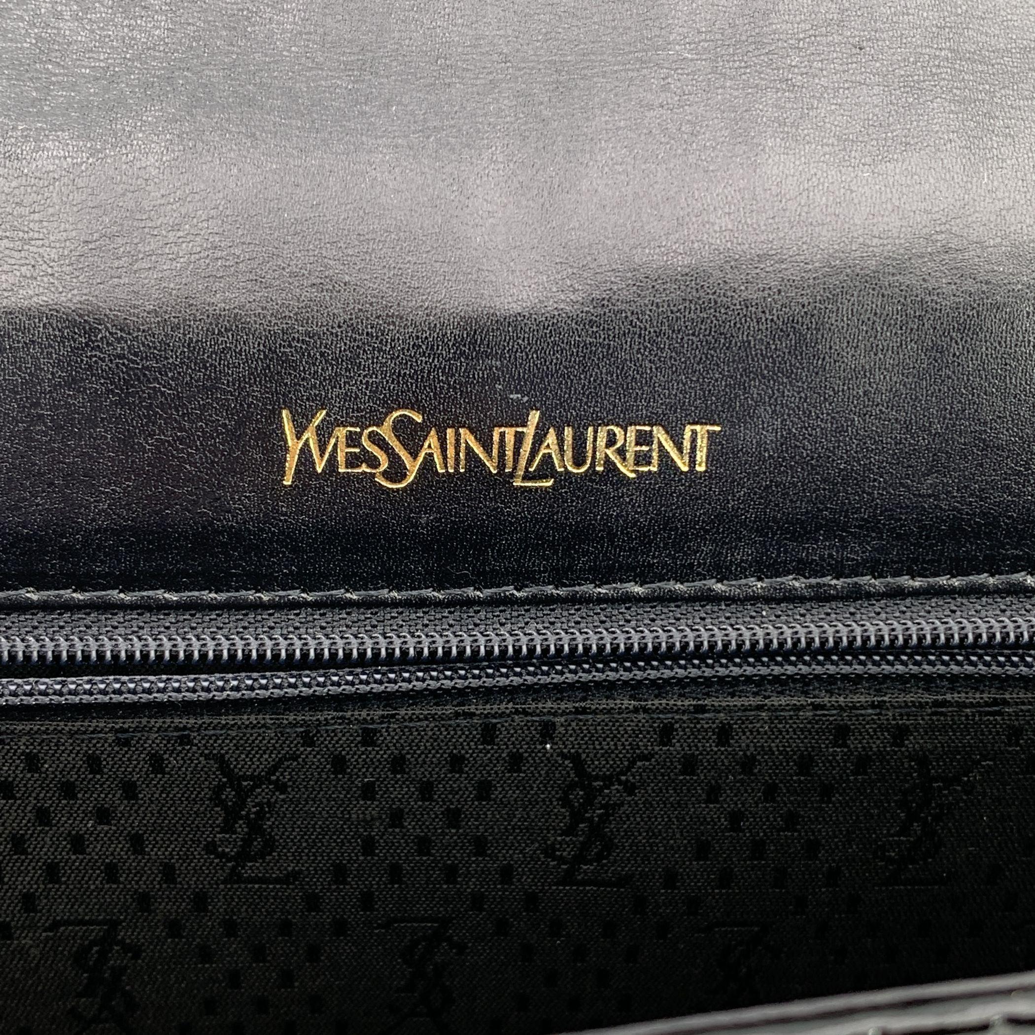 Yves Saint Laurent Vintage Schwarz Geprägtes Lackleder Clutch Tasche im Angebot 1