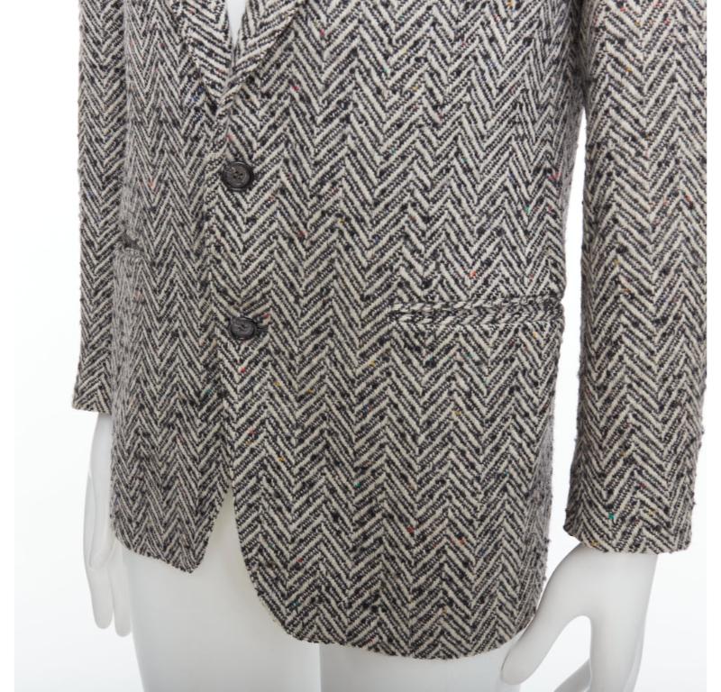 Yves Saint Laurent Veste blazer vintage en tweed noir et gris à chevrons colorés
Référence : PRWU/A00032
Marque : Yves Saint Laurent
Matériau : Tweed
Couleur : noir, multicolore
Motif : Tweed
Fermeture : bouton
Doublure : Tissu marron
Fabriqué en :