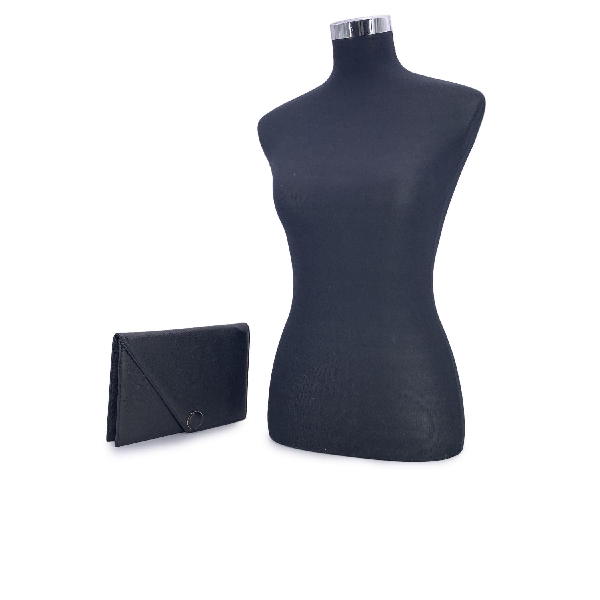 Adéntrate en la elegancia atemporal con este bolso de mano vintage de Yves Saint Laurent, fiel reflejo del refinado minimalismo de los años 80. Confeccionada en flexible piel negra, esta pieza combina la sofisticación clásica con un sutil toque