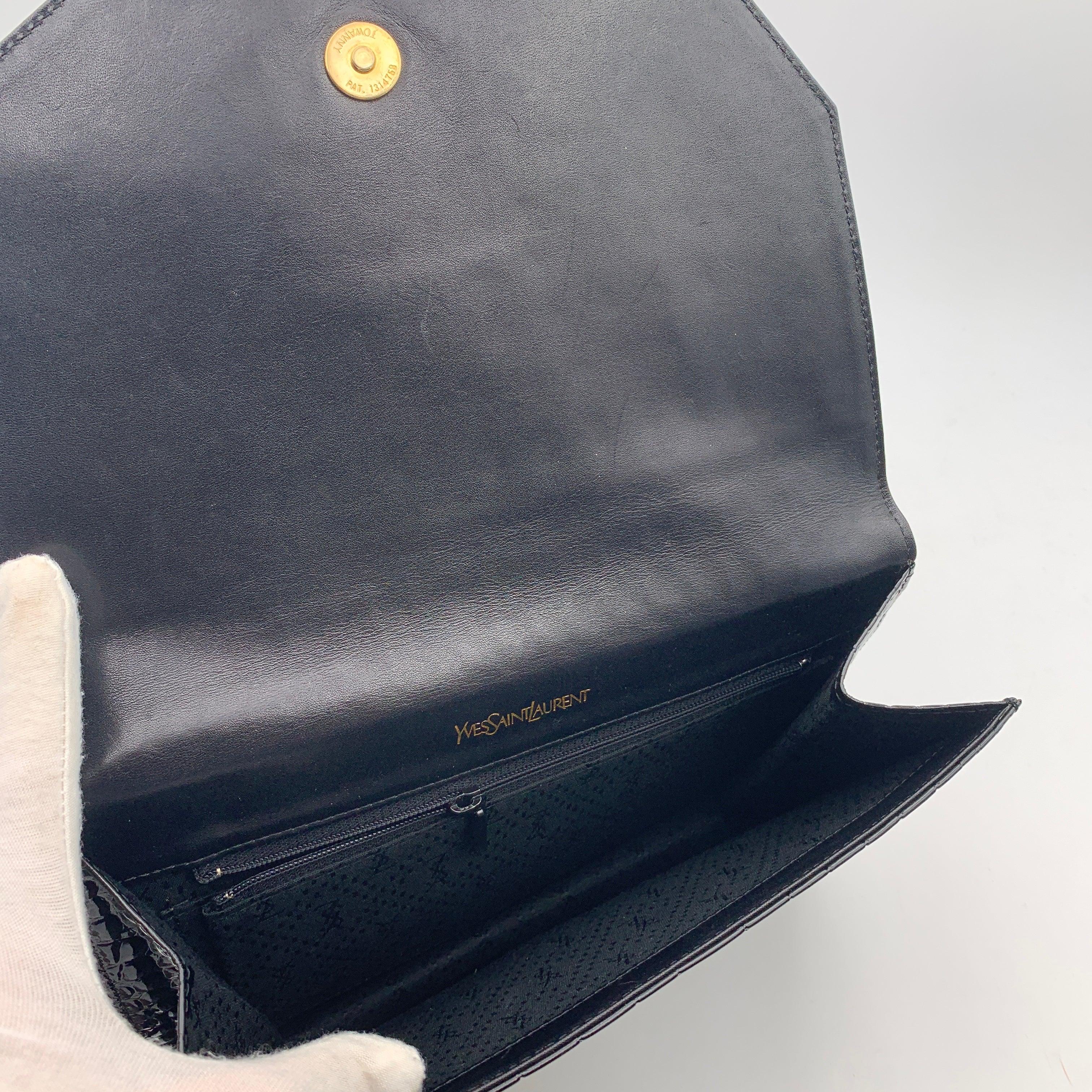 Yves Saint Laurent Vintage Schwarze Clutch mit geprägter Klappe aus Leder mit geprägter Klappe 1