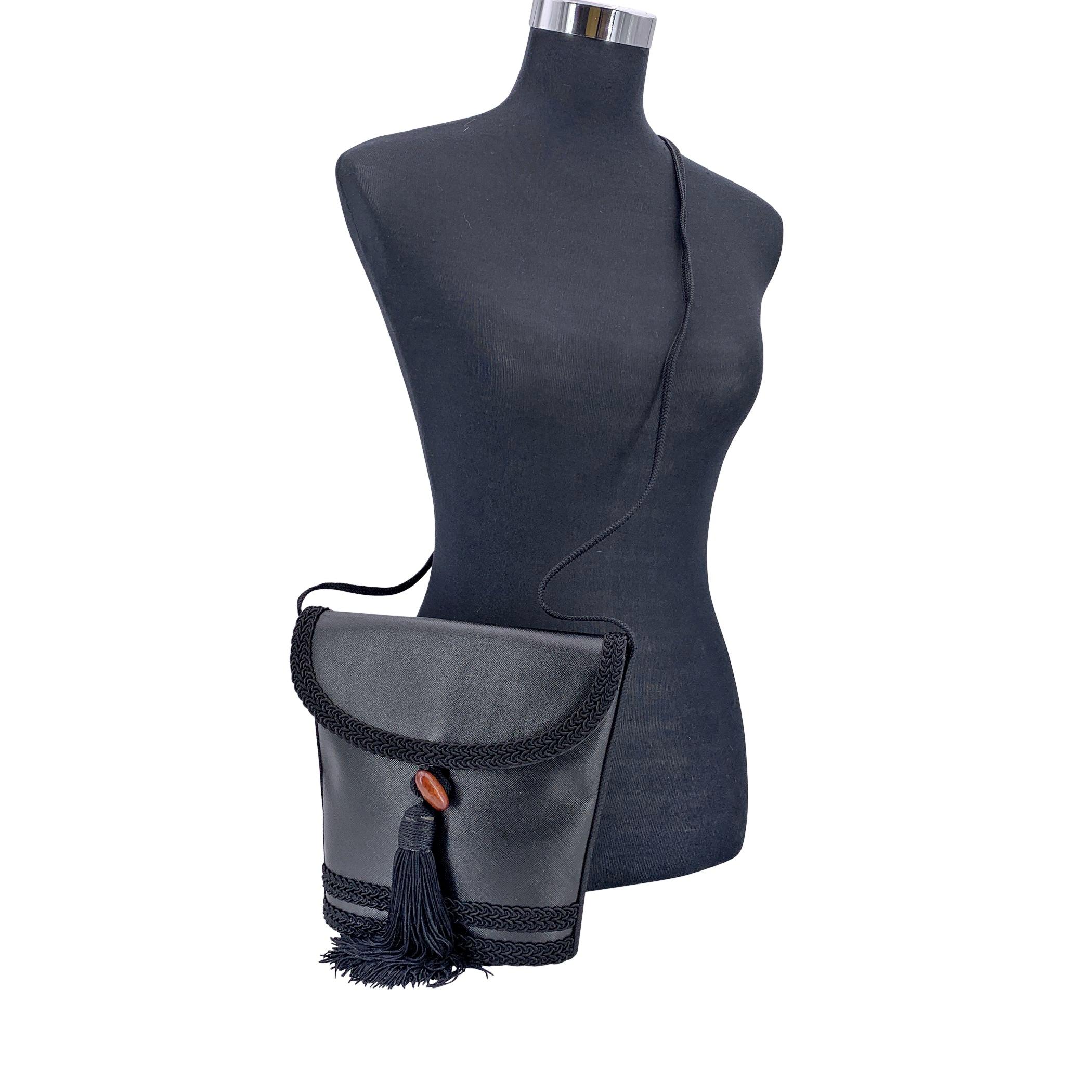 Ce sac à bandoulière vintage Yves Saint Laurent dégage une élégance intemporelle agrémentée d'une touche bohème. Confectionné en cuir Saffiano noir luxueux, il est le genre de pièce qui équilibre structure et détails pleins d'âme - une contradiction