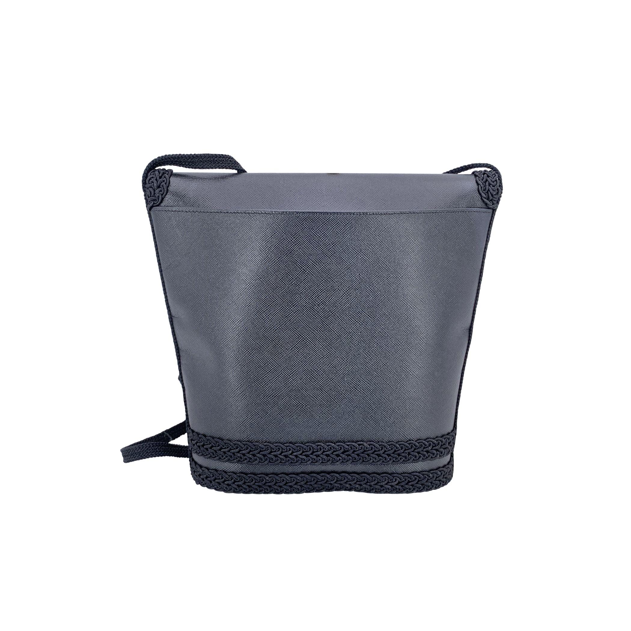 Noir Yves Saint Laurent Vintage Sac à bandoulière à pompon en cuir noir en vente
