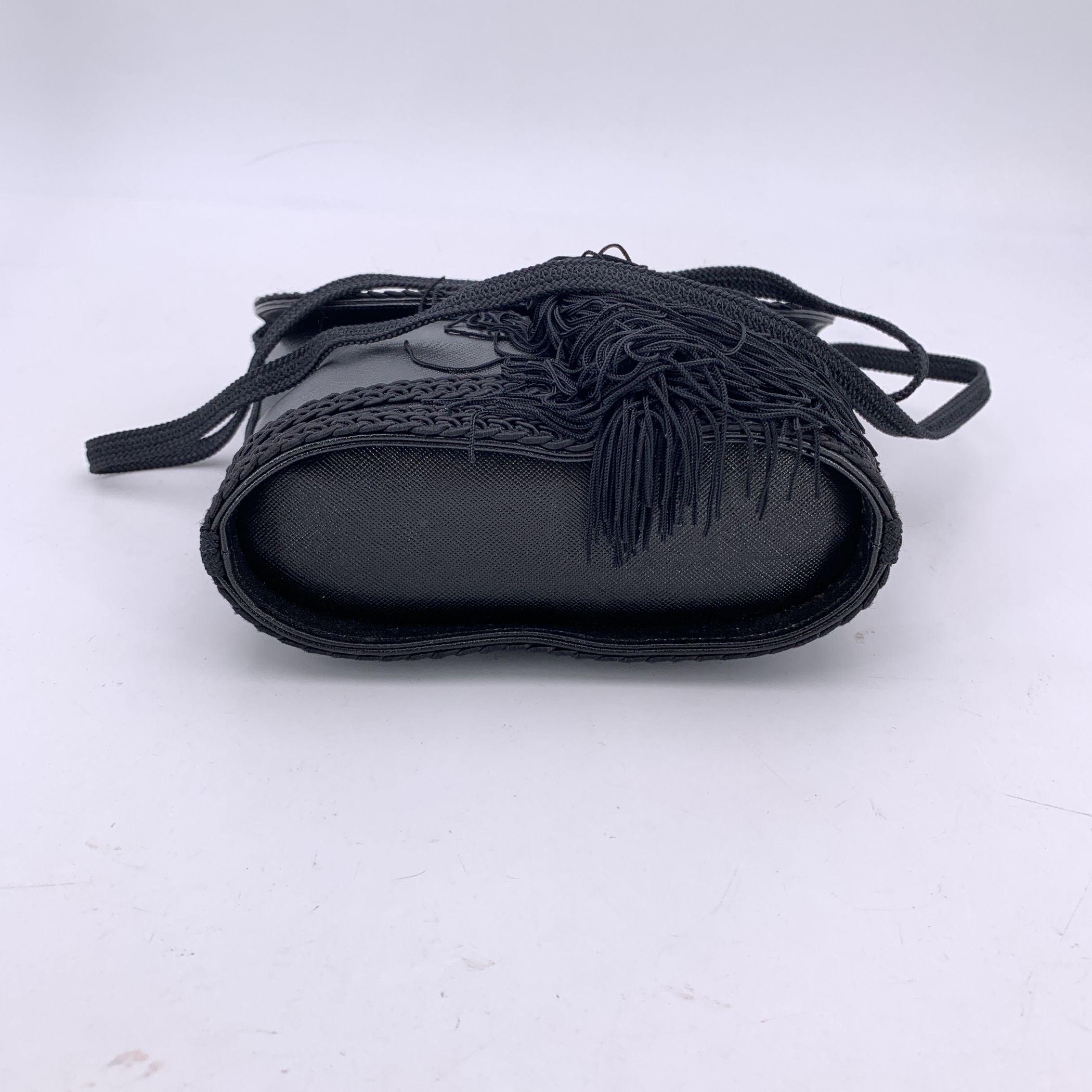 Yves Saint Laurent Vintage Sac à bandoulière à pompon en cuir noir Excellent état - En vente à Rome, Rome