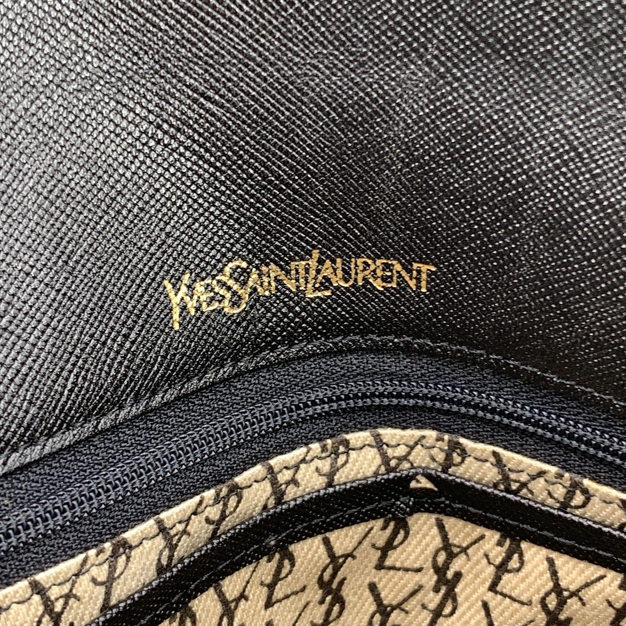 Yves Saint Laurent Vintage Sac à bandoulière à pompon en cuir noir en vente 1