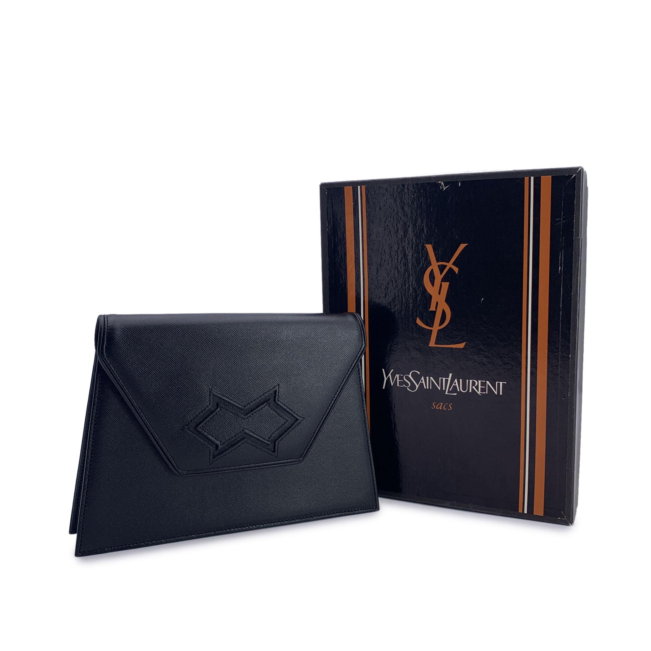 Yves Saint Laurent Vintage Black Leather Trapeze Clutch Bag Purse In Excellent Condition For Sale In Rome, Rome