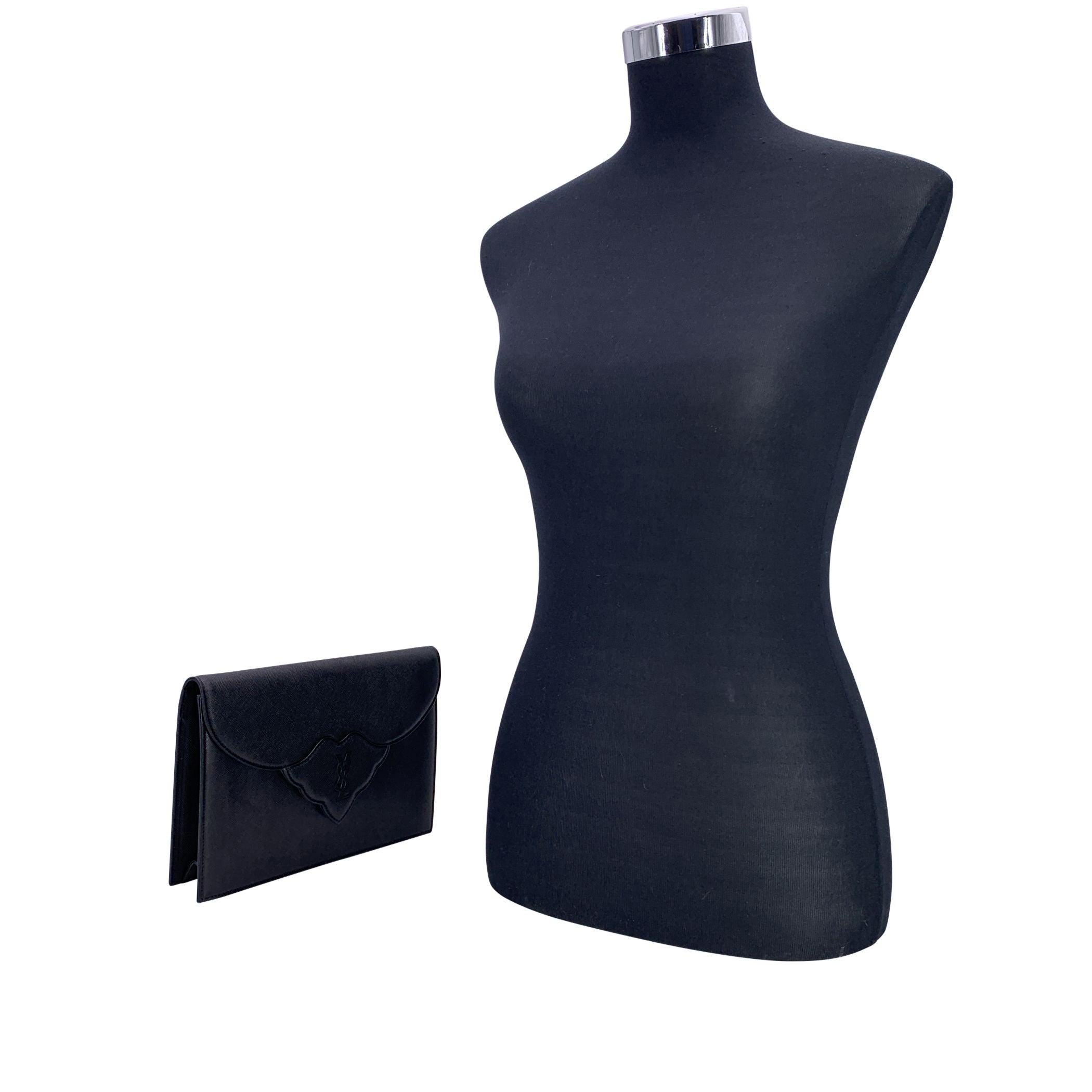 Zeitlose Eleganz mit dieser Yves Saint Laurent Clutch im Vintage-Stil - ein wahres Sinnbild für klassische Pariser Raffinesse. Dieses raffinierte Stück aus geschmeidigem schwarzem Leder erinnert an den unaufdringlichen Glamour vergangener Epochen.