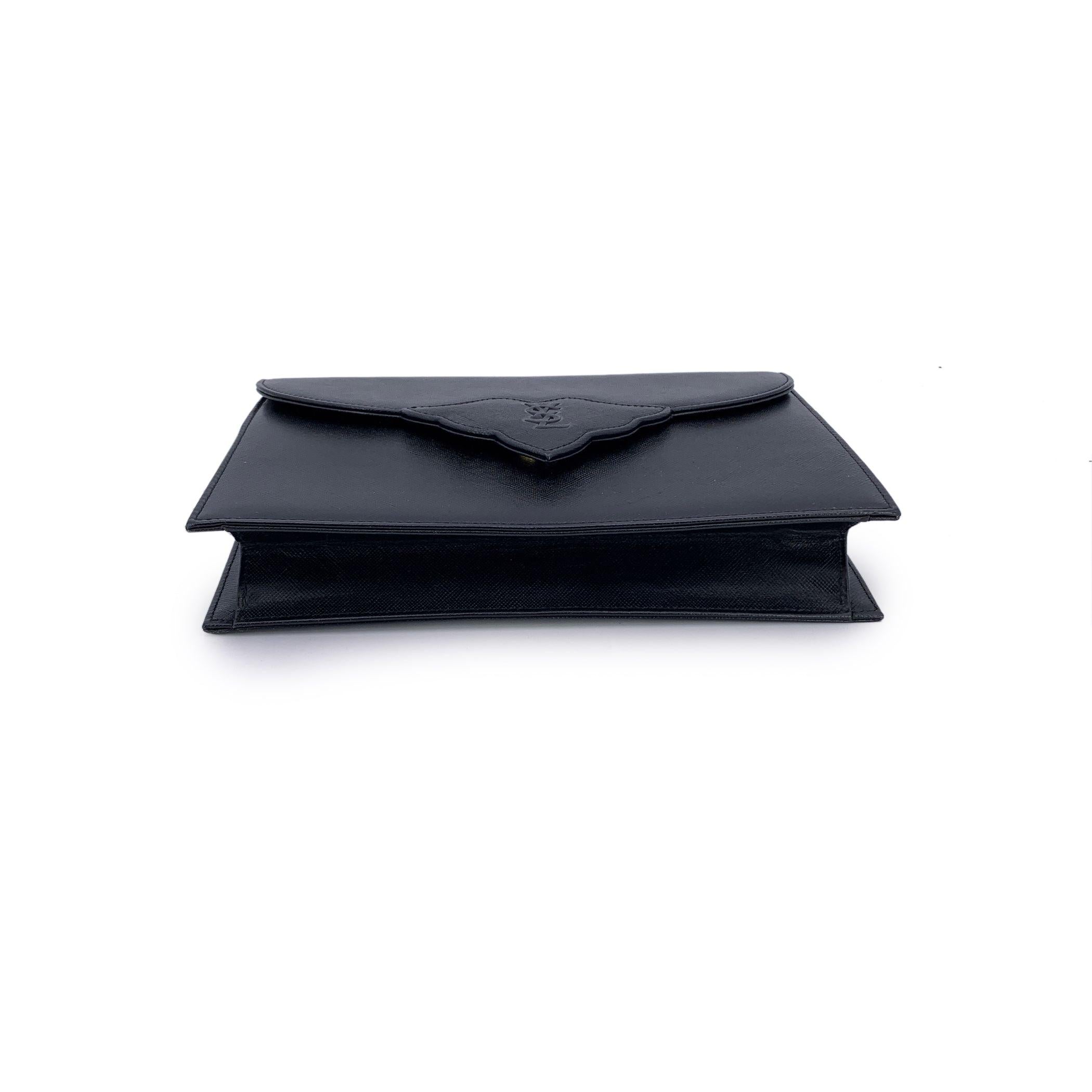 Yves Saint Laurent Vintage Black Leather YSL Logo Flap Clutch Bag im Zustand „Hervorragend“ im Angebot in Rome, Rome