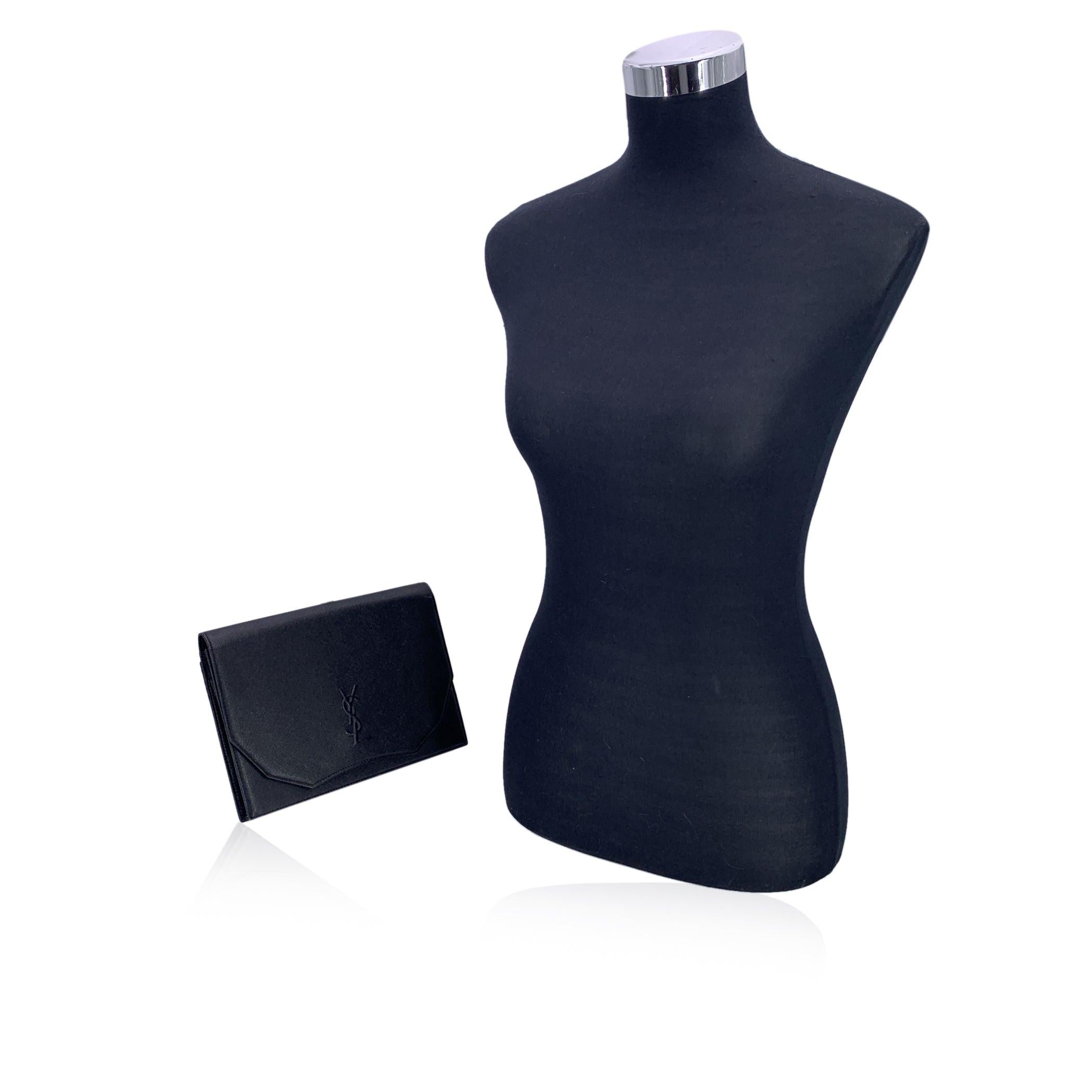 Un pezzo dall'inconfondibile fascino parigino, questa pochette vintage di Yves Saint Laurent cattura lo spirito raffinato del classico design YSL. Realizzata in pelle nera, la sua silhouette pulita è sostenuta da una patta frontale strutturata con