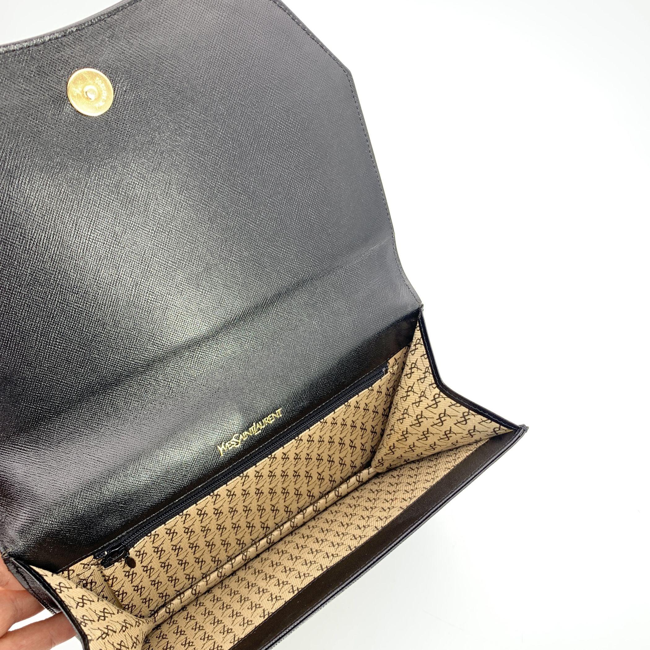 Donna Yves Saint Laurent Pochette vintage in pelle nera con logo YSL in vendita