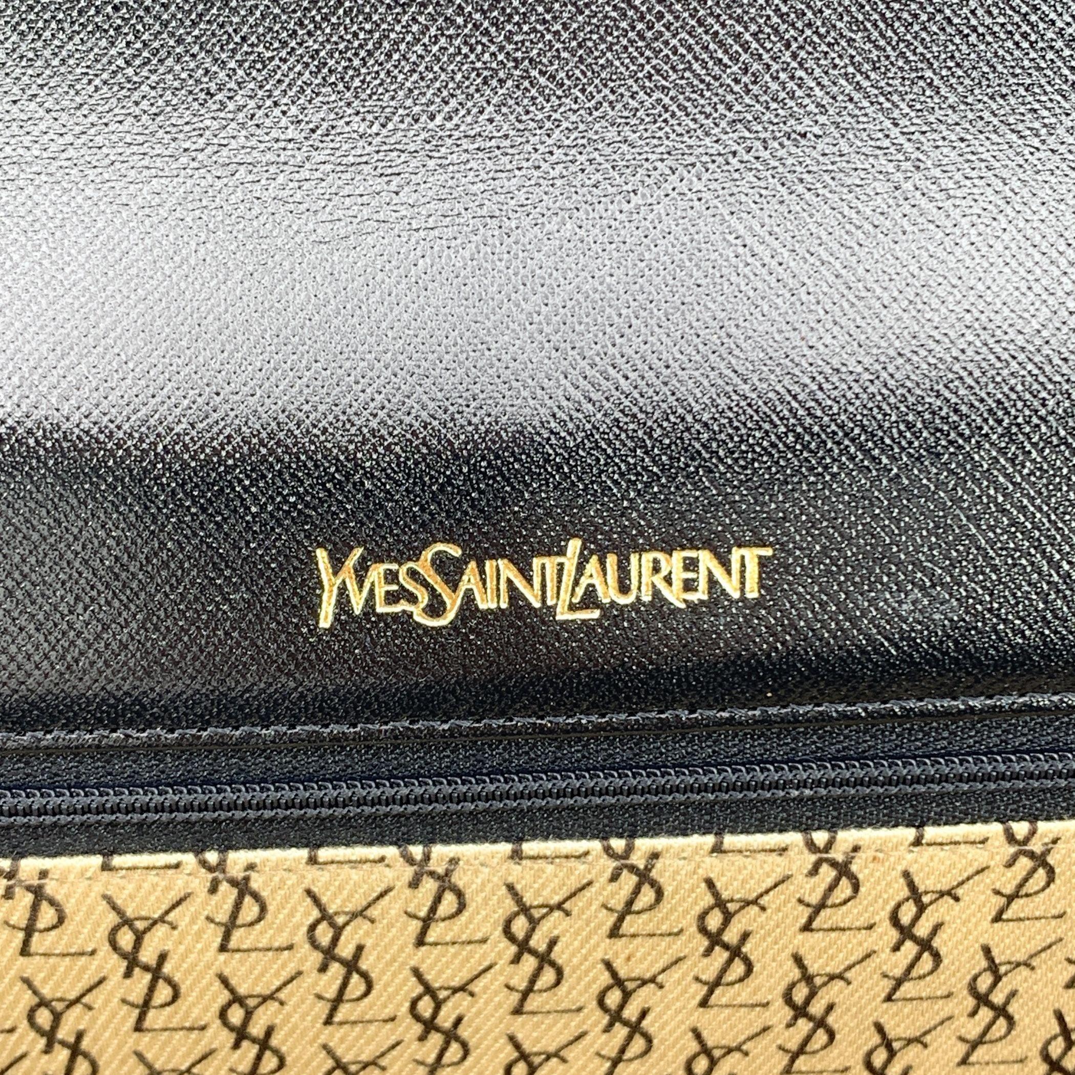 Yves Saint Laurent Pochette vintage in pelle nera con logo YSL in vendita 1