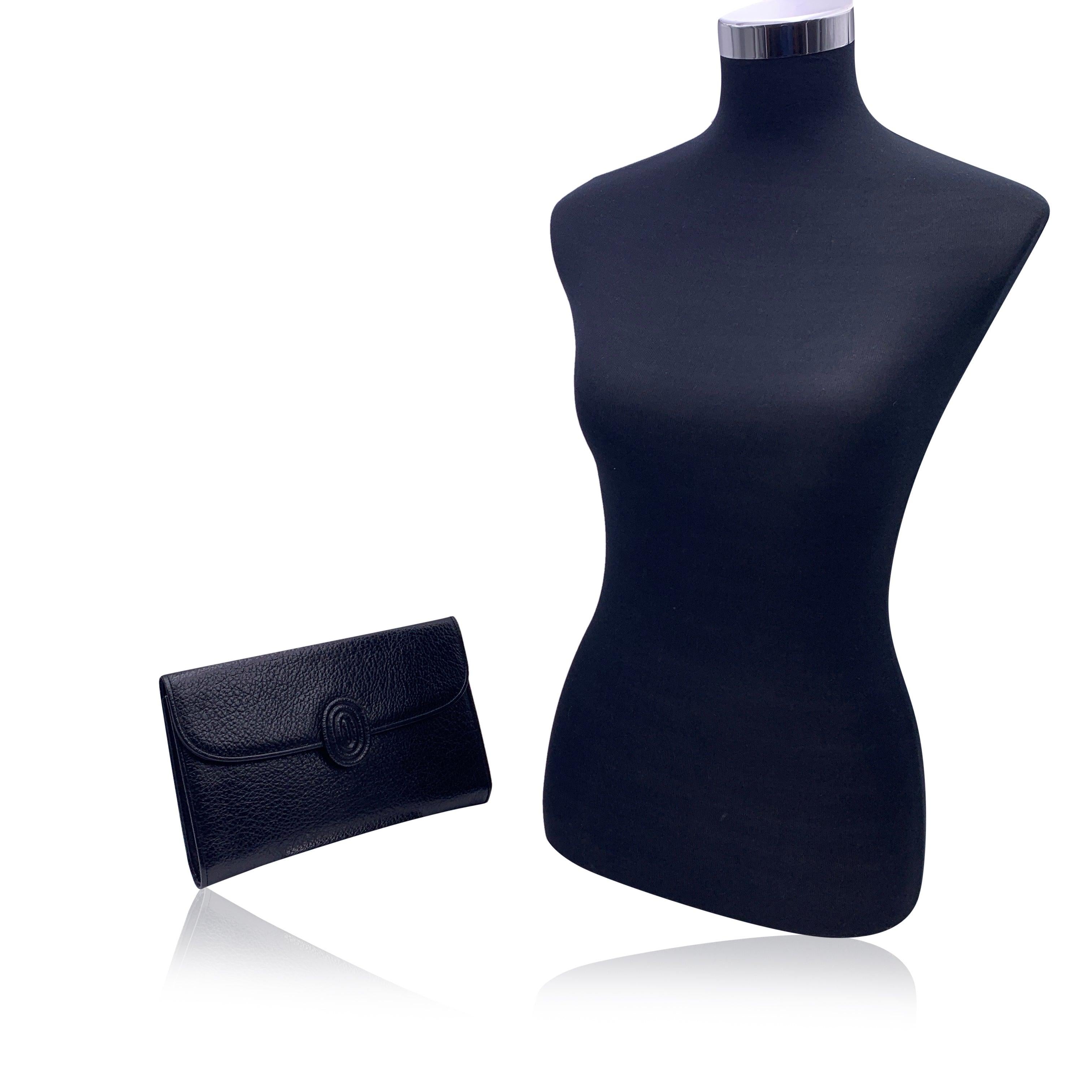 Yves Saint Laurent Vintage-Clutch-Tasche aus schwarzem, gekörntem Leder. Sie hat eine Klappe mit Magnetknopfverschluss auf der Vorderseite. 1 offene Tasche hinten. Futter aus Stoff. 1 Seitentasche mit Reißverschluss und 1 offene Seitentasche innen.