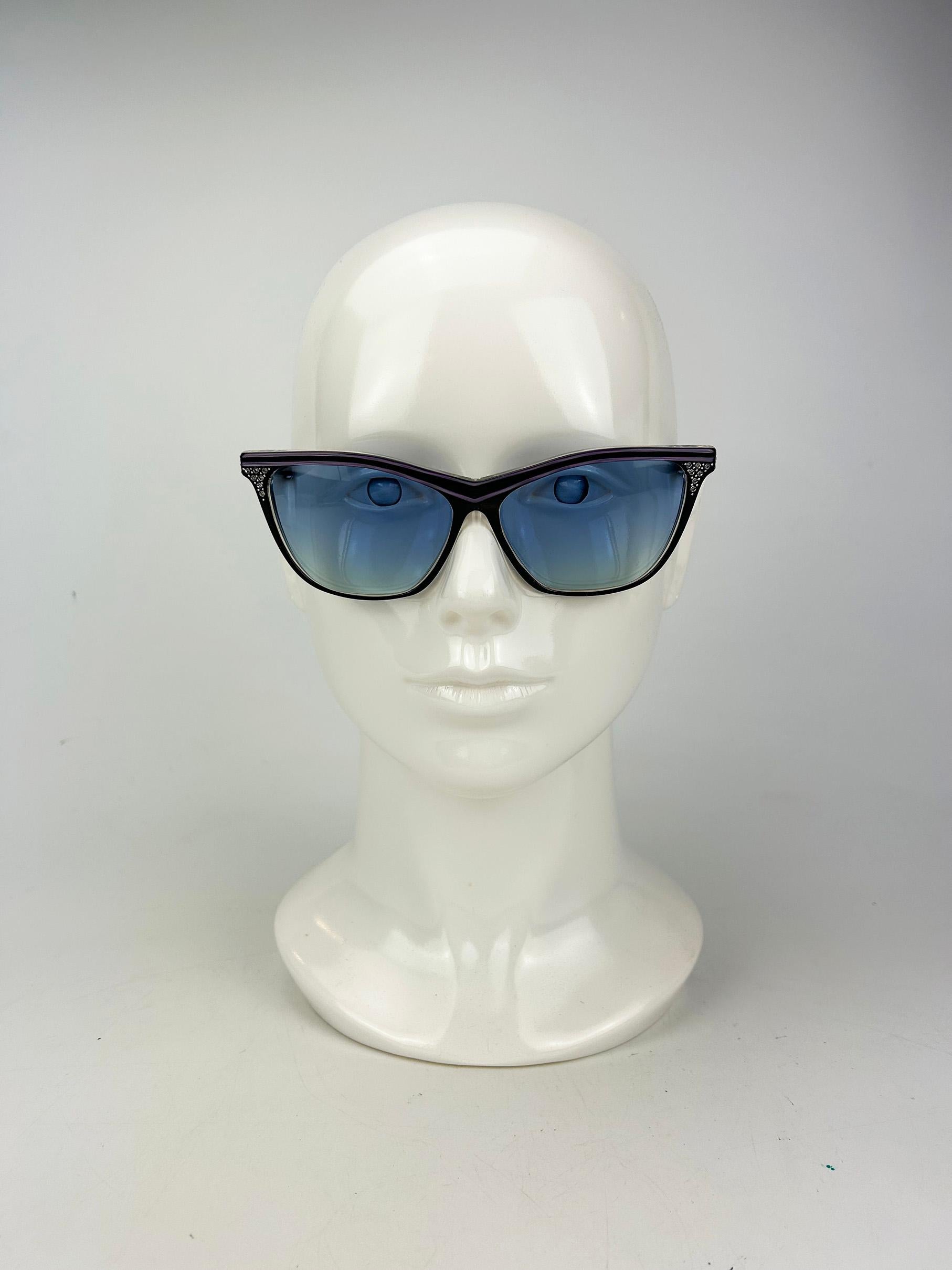 Yves Saint Laurent Vintage Black Rhinestone Cat Eye Sunglasses c1980s in ausgezeichnetem Zustand. Abmessungen: 5.75 