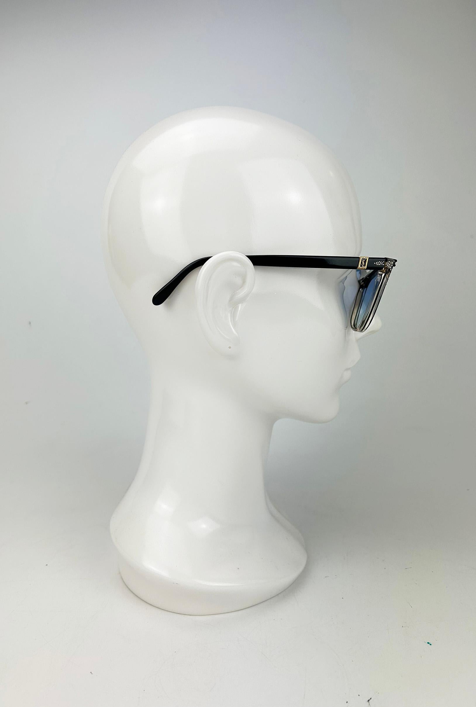 Yves Saint Laurent Vintage Schwarze Vintage-Sonnenbrille mit Strass und Katzenaugen c1980er Damen im Angebot