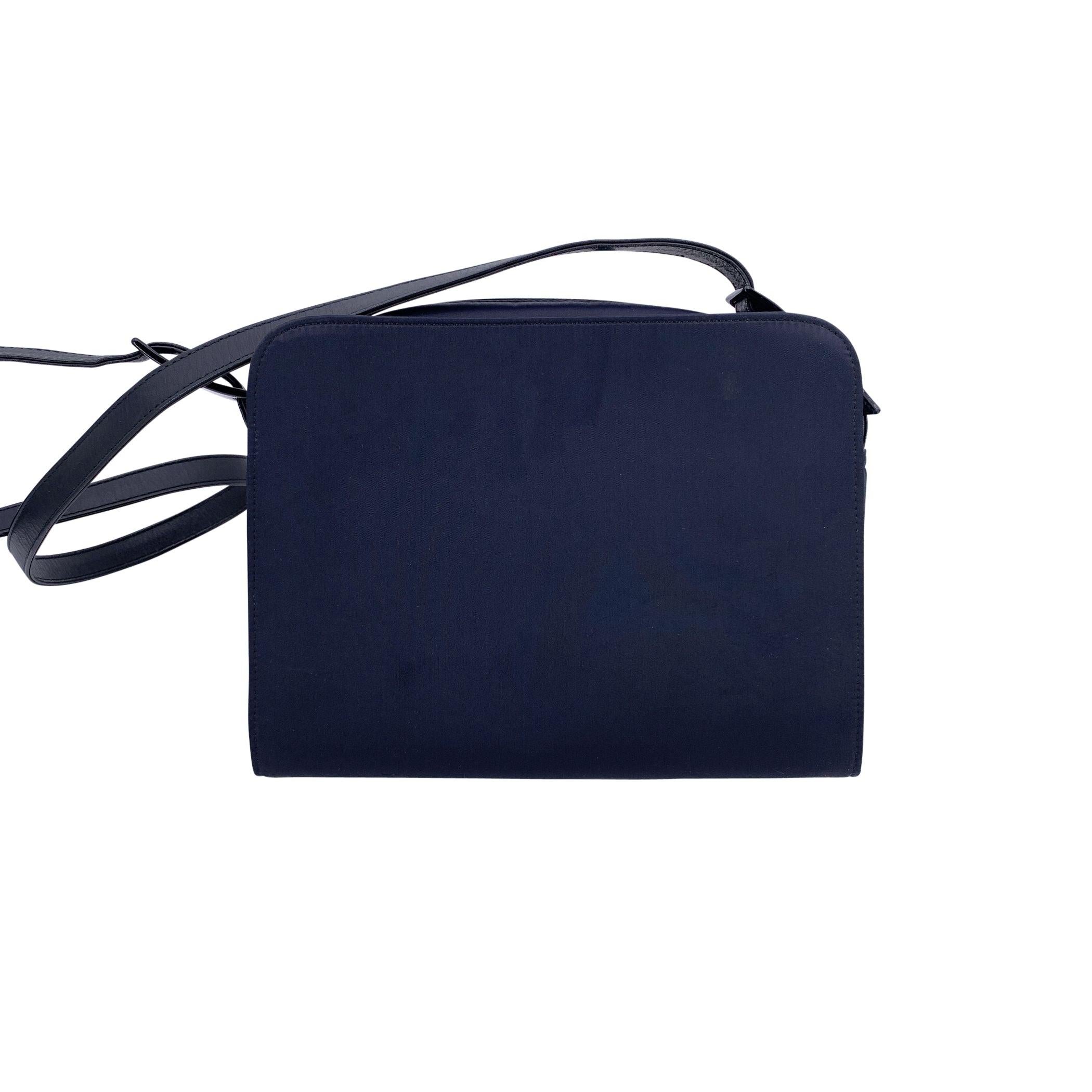 Noir Yves Saint Laurent Vintage Sac à bandoulière en satin noir avec logo YSL en vente