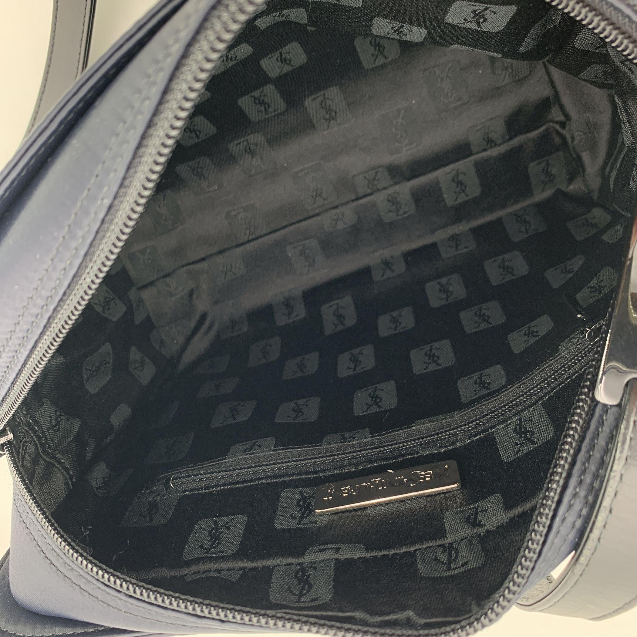 Yves Saint Laurent Vintage Sac à bandoulière en satin noir avec logo YSL Bon état - En vente à Rome, Rome