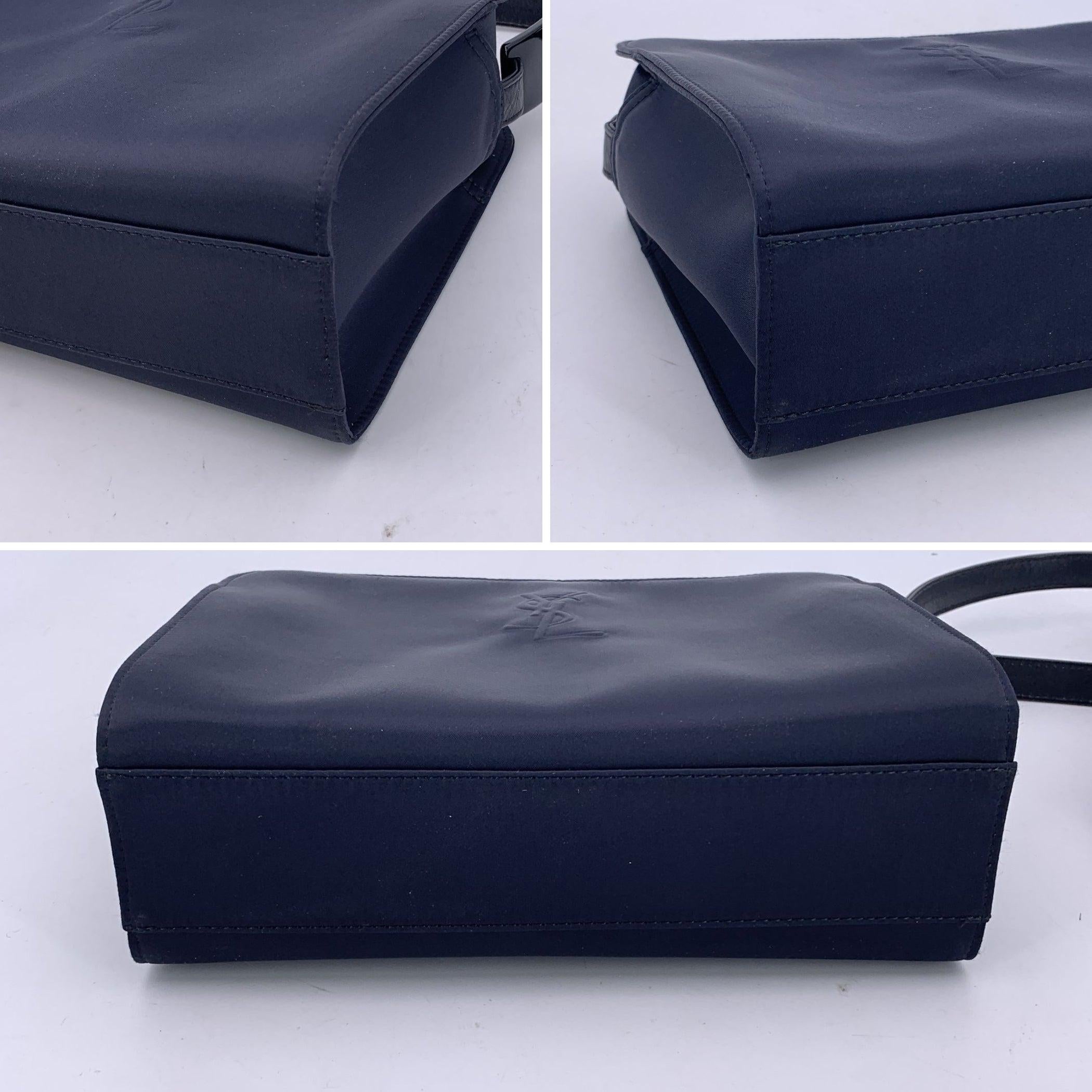 Yves Saint Laurent Vintage Sac à bandoulière en satin noir avec logo YSL en vente 1