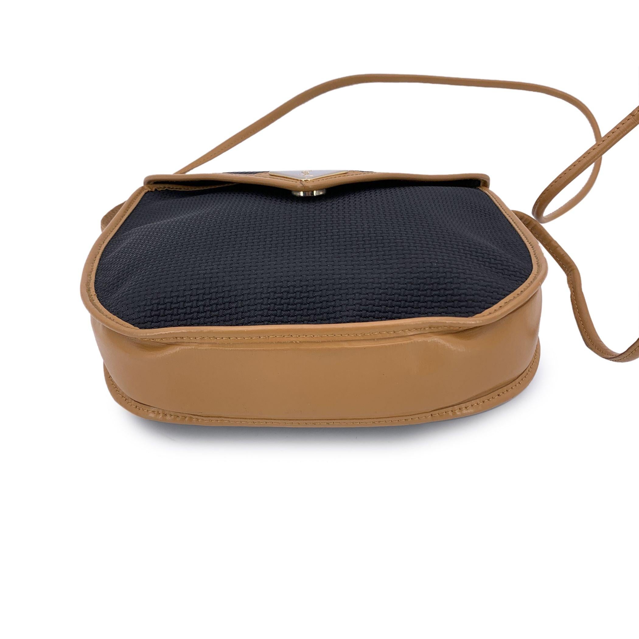 Bolso crossbody vintage de lona texturizada negra Yves Saint Laurent en Bueno estado para la venta en Rome, Rome