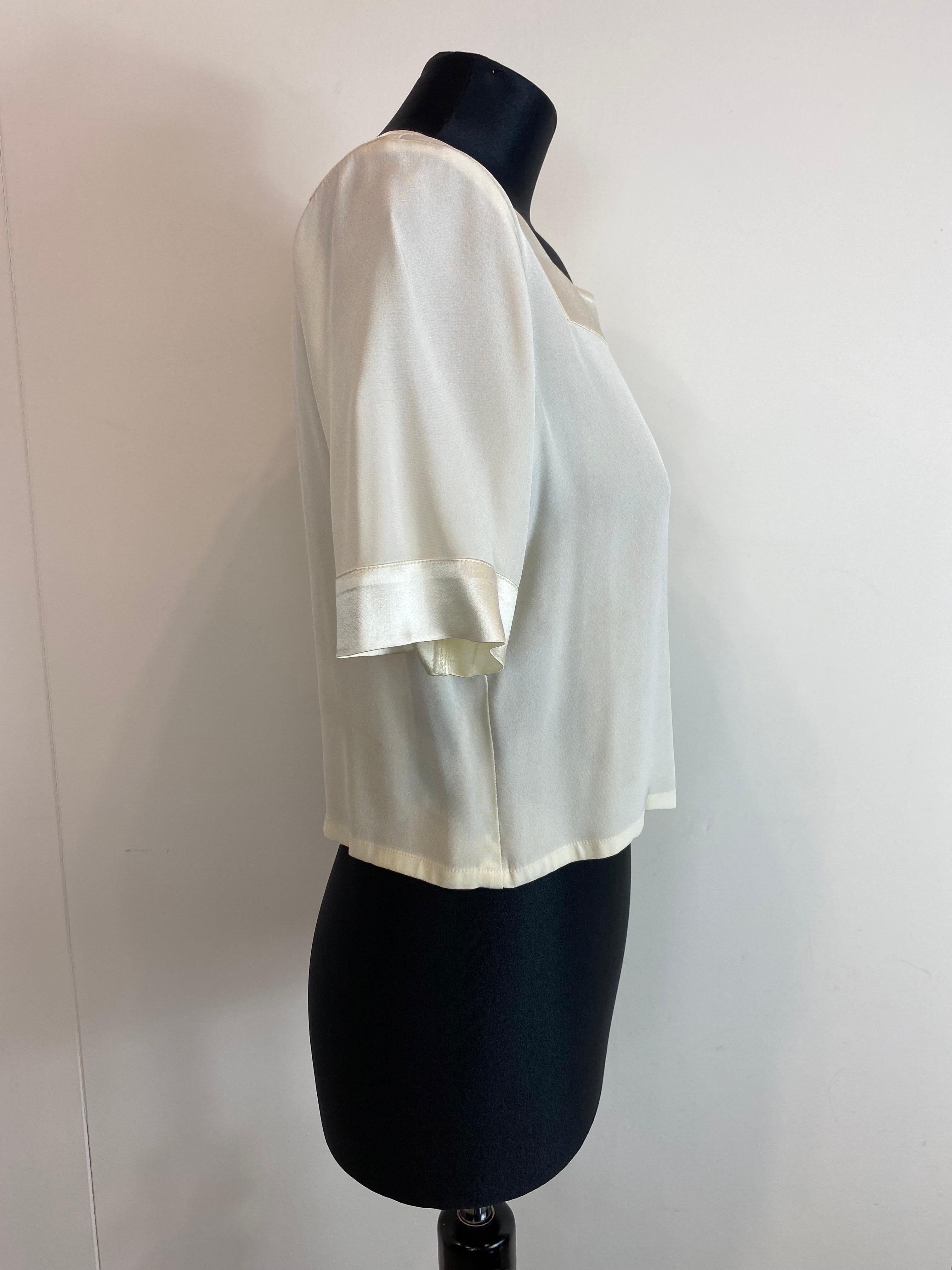 Vintage Yves Saint Laurent ivory blouse. 
Half sleeves, square neckline.
The label of the composition is missing.
It has some marks as in the photo but is in very good condition. 

Shoulders 38 cm 
Bust 47 cm 
Waist 43 cm 
Total length 43 cm 
Sleeve