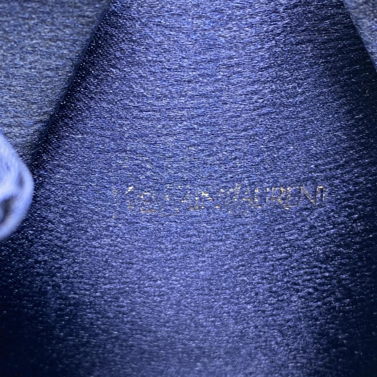 Yves Saint Laurent - Sac à bandoulière à cordon de serrage en satin bleu vintage Pour femmes en vente