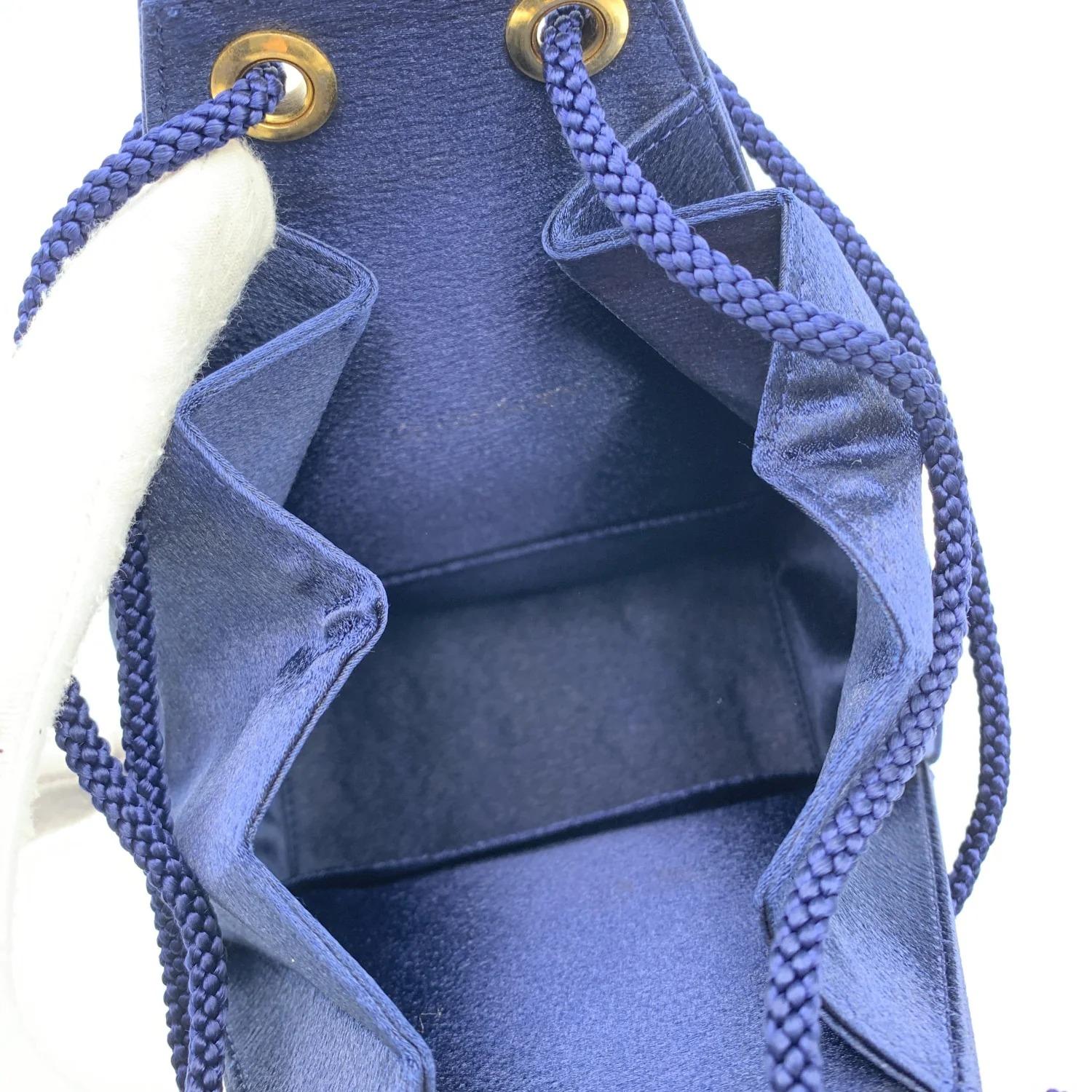 Yves Saint Laurent - Sac à bandoulière à cordon de serrage en satin bleu vintage en vente 1