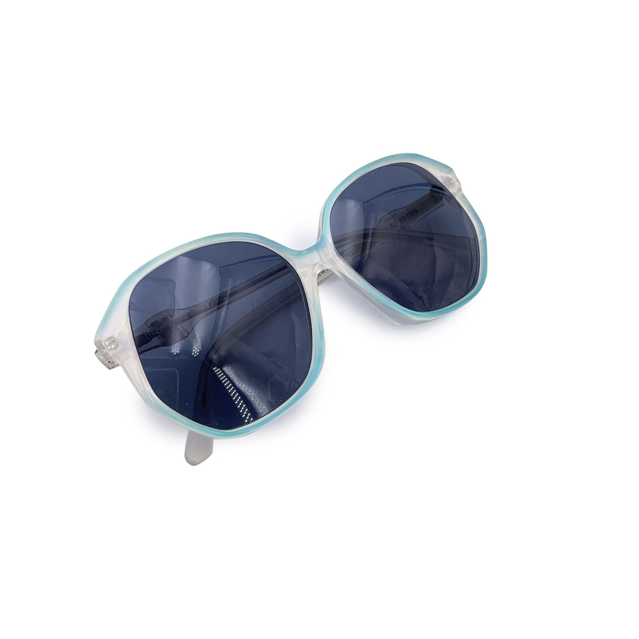 Diese Yves Saint Laurent Sonnenbrille Vintage White and Blue FLORA ist eine kühne Verschmelzung von Farbe und Form und ein eindrucksvolles Artefakt des Glamours und der Innovation der 1980er Jahre. Dieses in Frankreich aus robustem Kunststoff